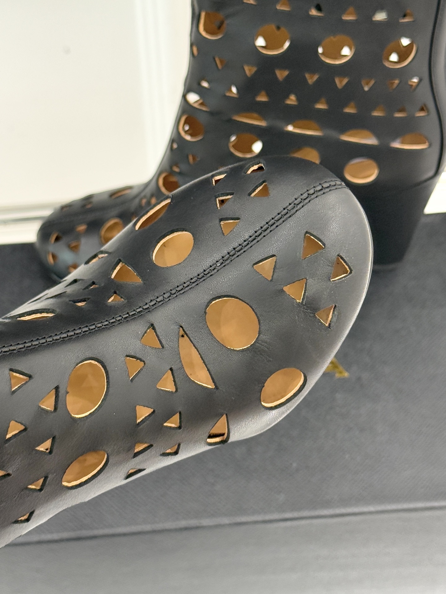 ALAIA/阿莱亚25WF新品镂空高跟短靴当法式高定的精密工艺邂逅曲线美学，这款短靴以鞋为“雕塑”用镂空