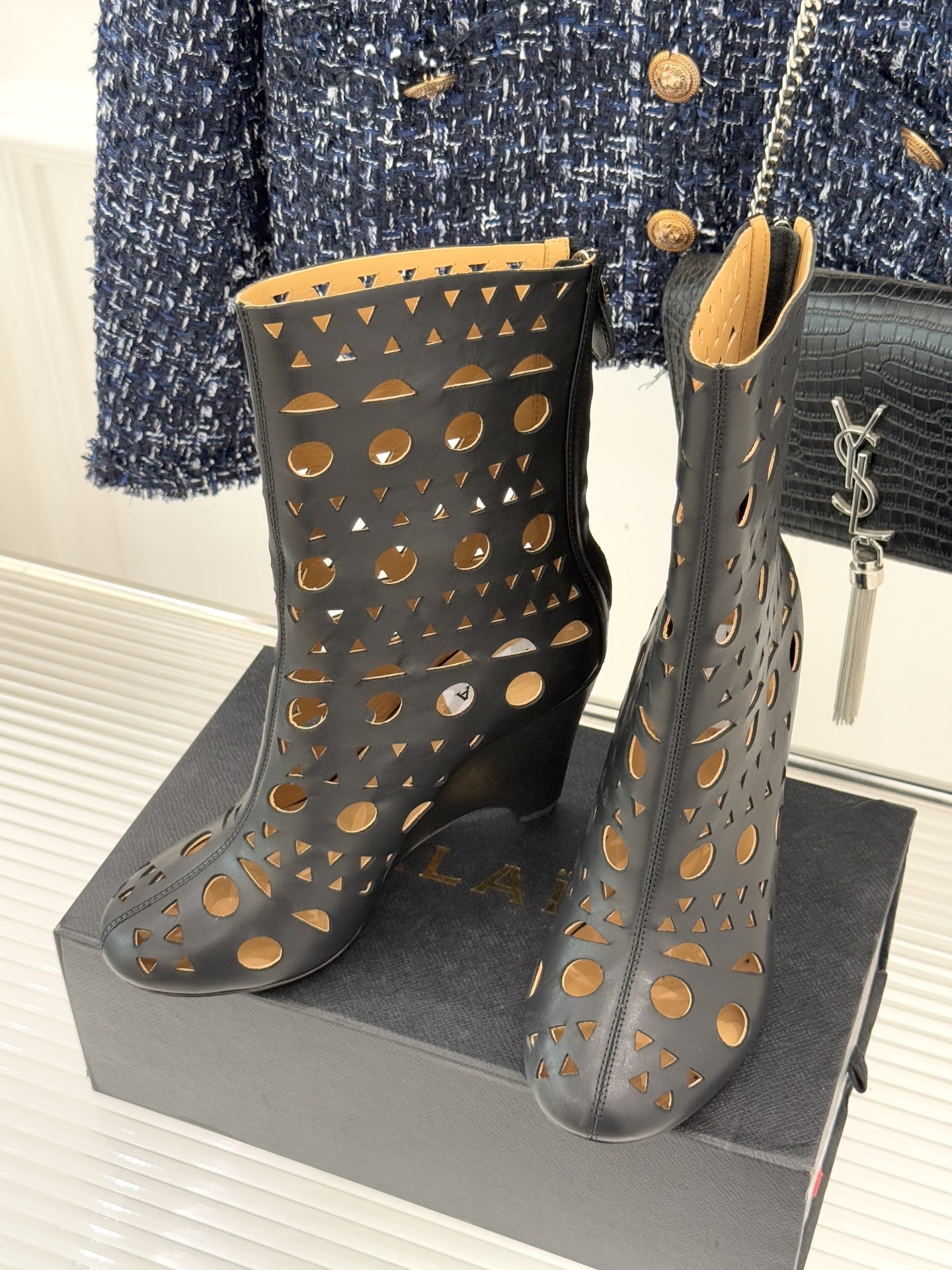 ALAIA/阿莱亚25WF新品镂空高跟短靴当法式高定的精密工艺邂逅曲线美学，这款短靴以鞋为“雕塑”用镂空