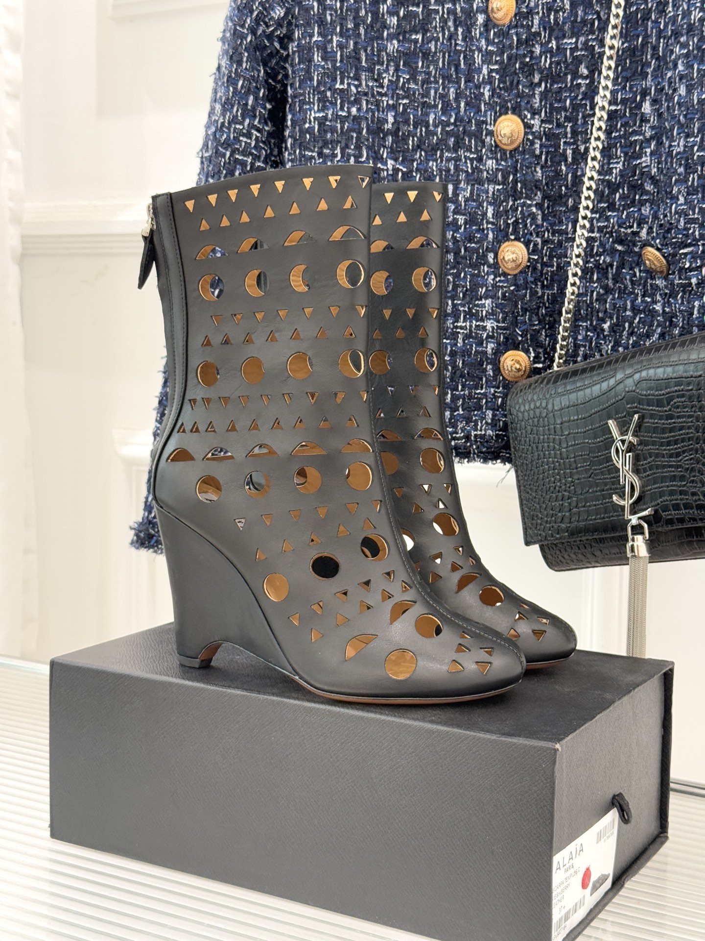 ALAIA/阿莱亚25WF新品镂空高跟短靴当法式高定的精密工艺邂逅曲线美学，这款短靴以鞋为“雕塑”用镂空