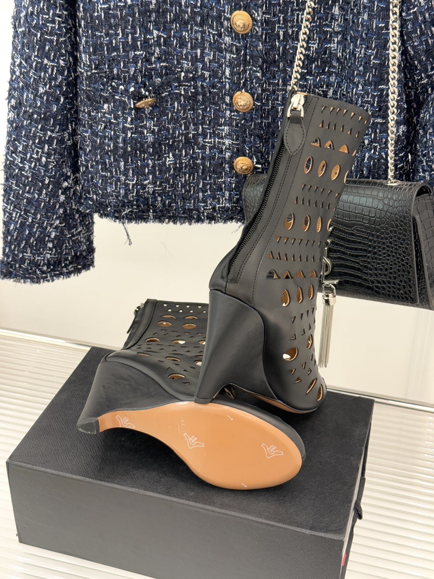 ALAIA/阿莱亚25WF新品镂空高跟短靴当法式高定的精密工艺邂逅曲线美学，这款短靴以鞋为“雕塑”用镂空