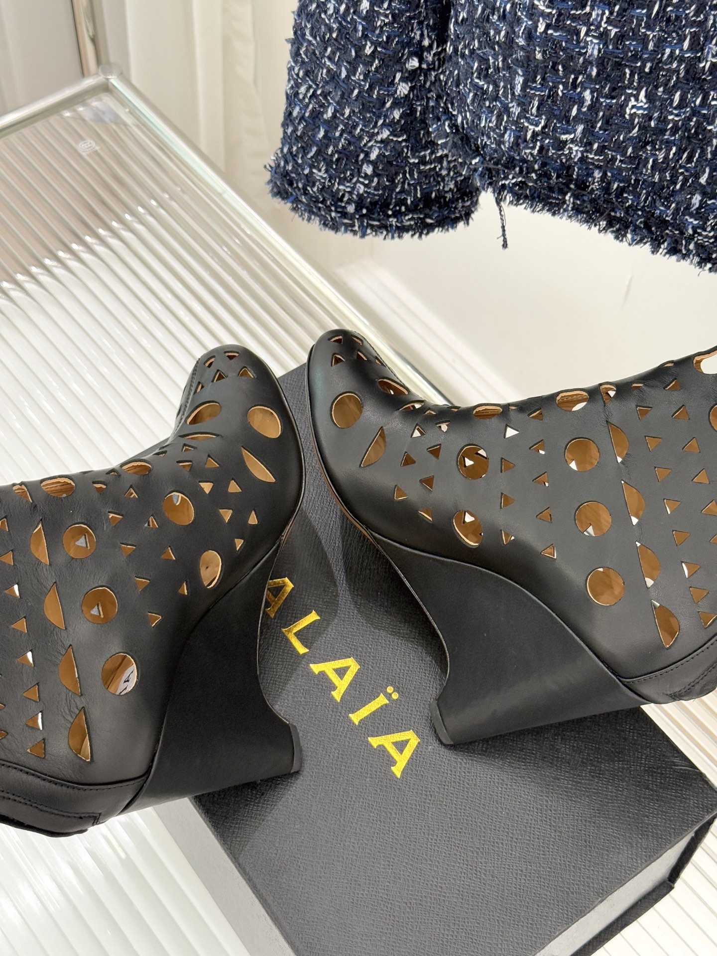 ALAIA/阿莱亚25WF新品镂空高跟短靴当法式高定的精密工艺邂逅曲线美学，这款短靴以鞋为“雕塑”用镂空