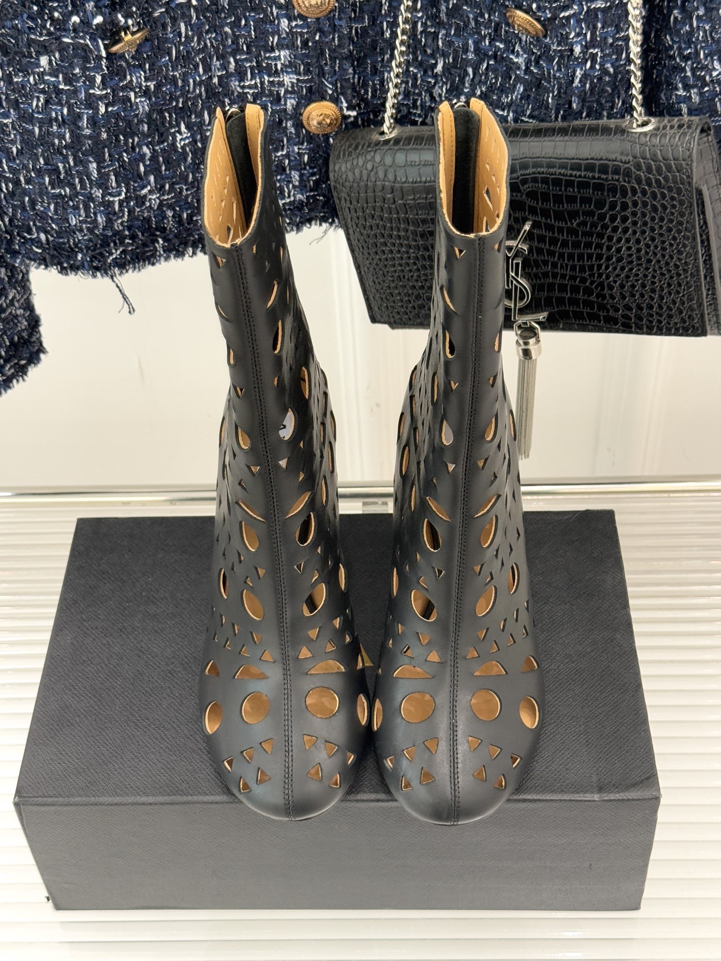 ALAIA/阿莱亚25WF新品镂空高跟短靴当法式高定的精密工艺邂逅曲线美学，这款短靴以鞋为“雕塑”用镂空