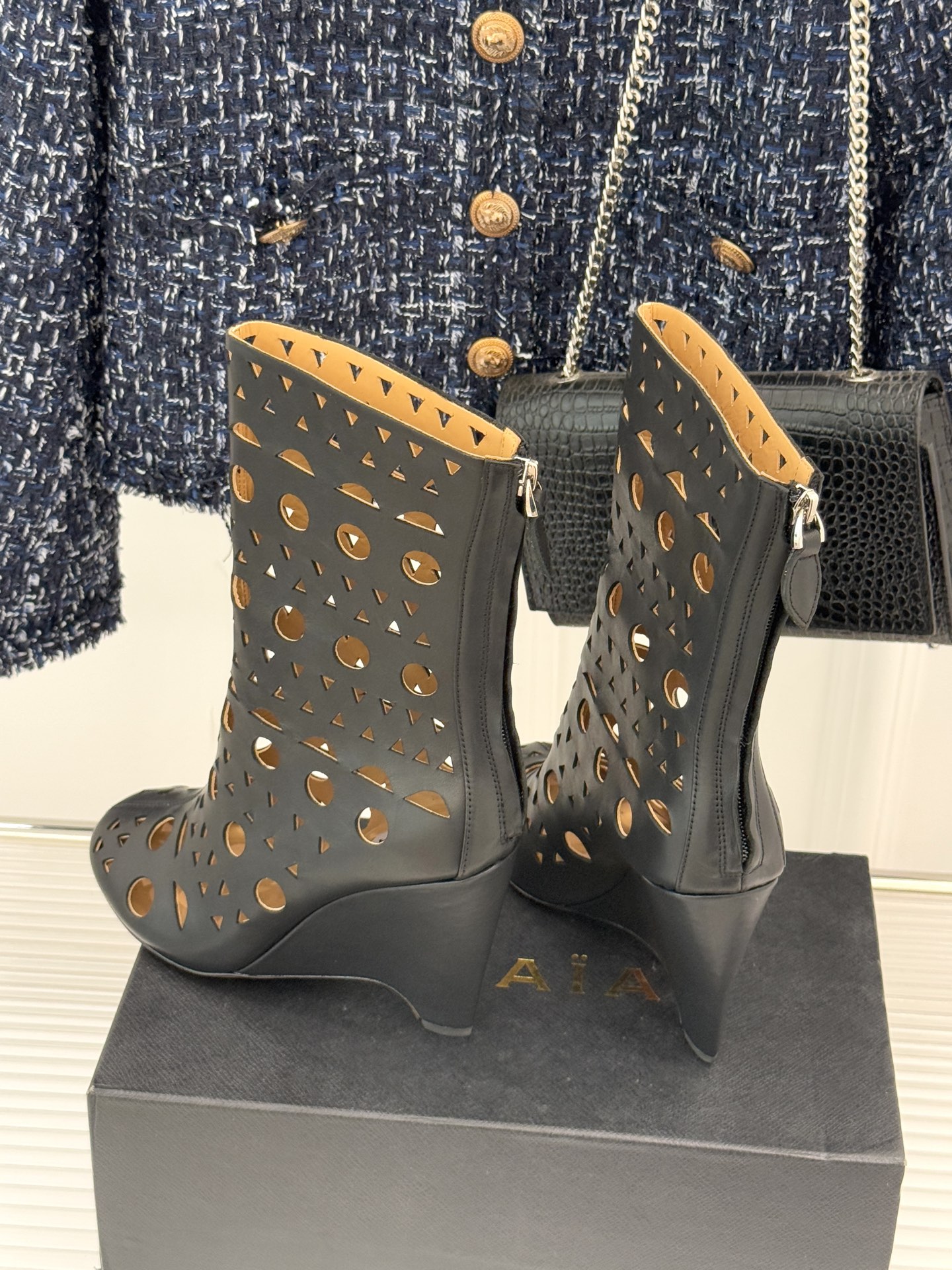 ALAIA/阿莱亚25WF新品镂空高跟短靴当法式高定的精密工艺邂逅曲线美学，这款短靴以鞋为“雕塑”用镂空