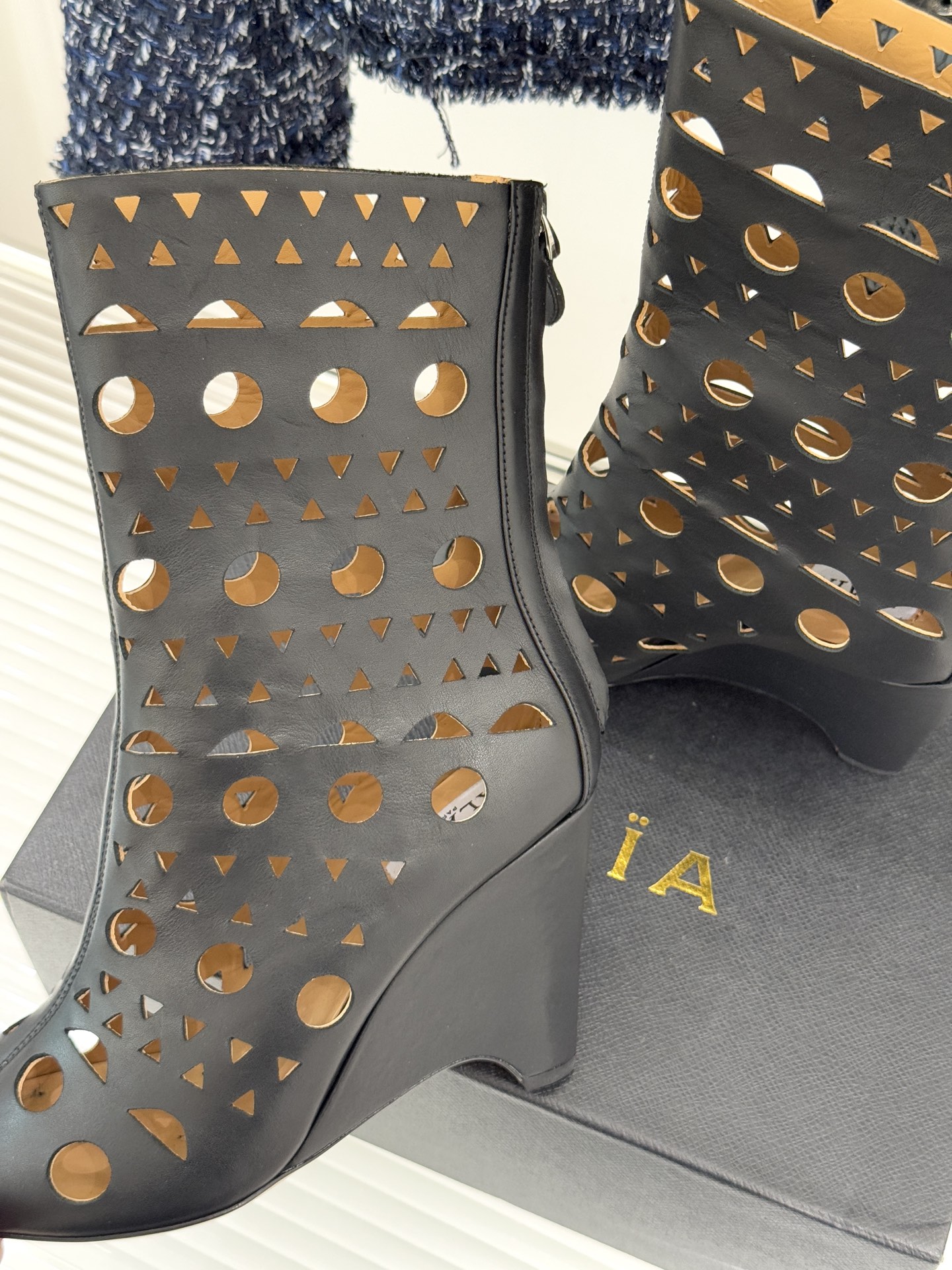 ALAIA/阿莱亚25WF新品镂空高跟短靴当法式高定的精密工艺邂逅曲线美学，这款短靴以鞋为“雕塑”用镂空
