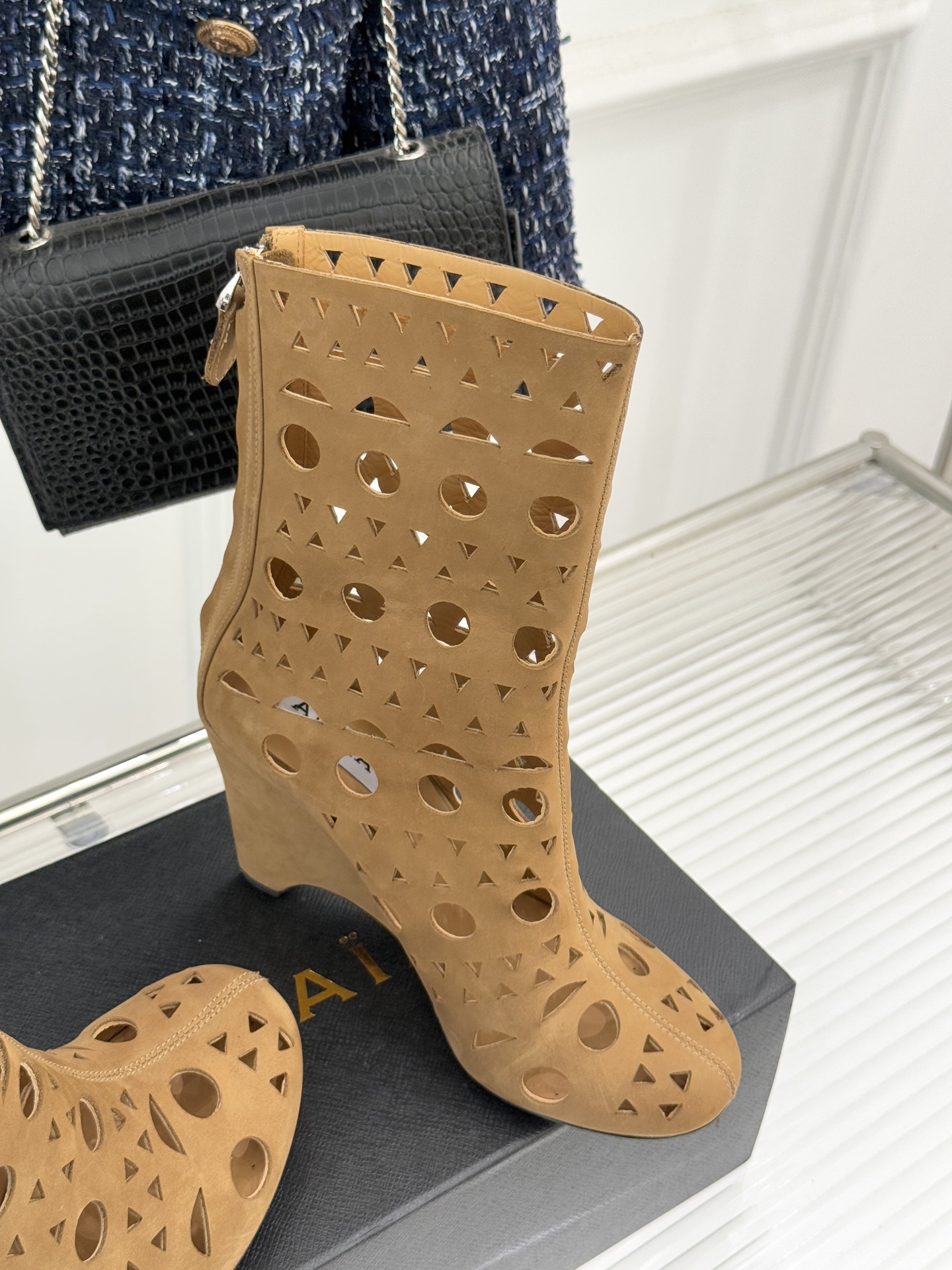 ALAIA/阿莱亚25WF新品镂空高跟短靴当法式高定的精密工艺邂逅曲线美学，这款短靴以鞋为“雕塑”用镂空