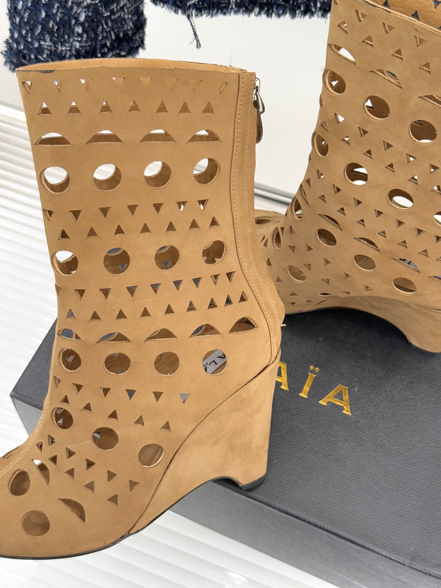 ALAIA/阿莱亚25WF新品镂空高跟短靴当法式高定的精密工艺邂逅曲线美学，这款短靴以鞋为“雕塑”用镂空