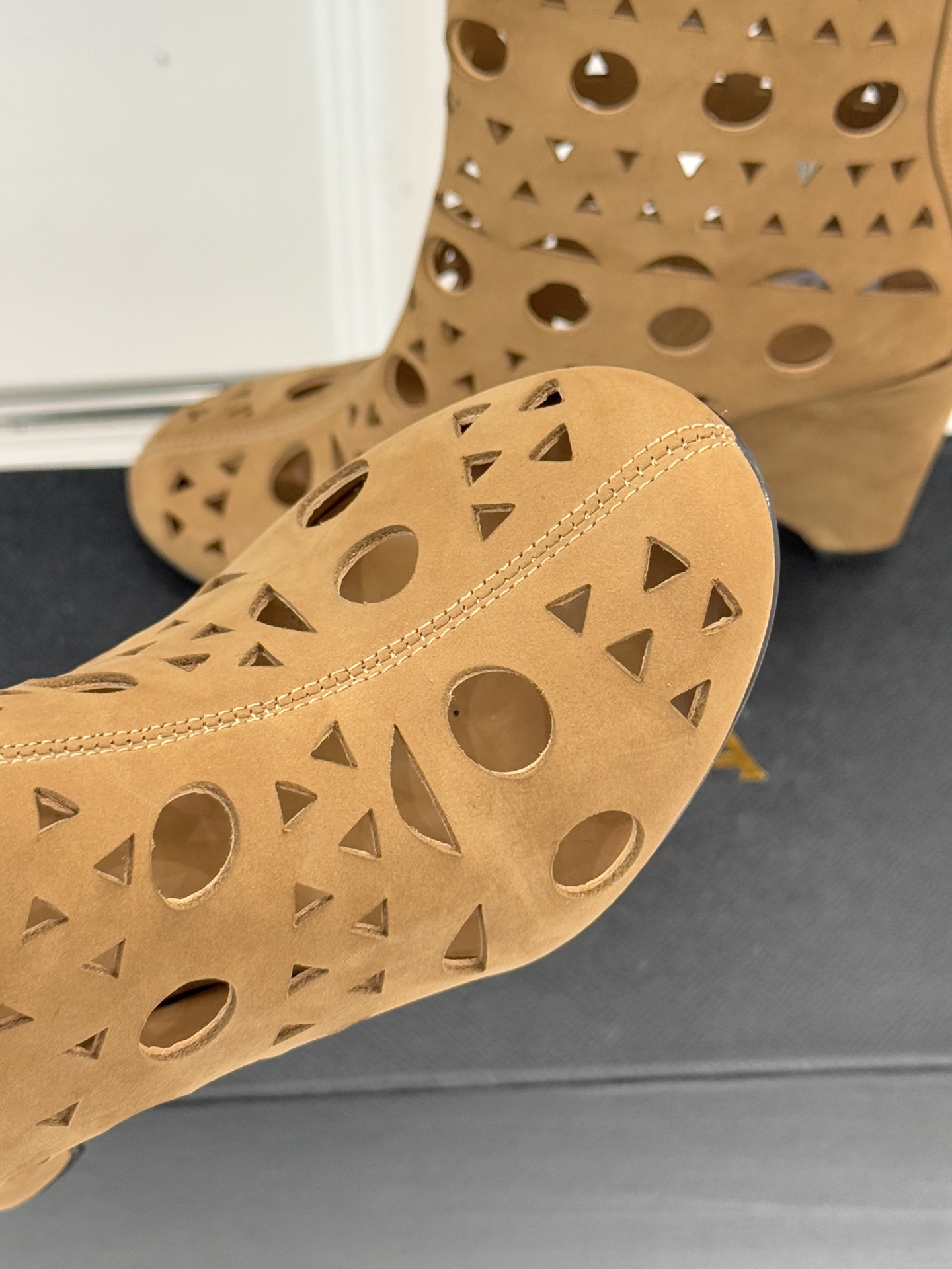 ALAIA/阿莱亚25WF新品镂空高跟短靴当法式高定的精密工艺邂逅曲线美学，这款短靴以鞋为“雕塑”用镂空