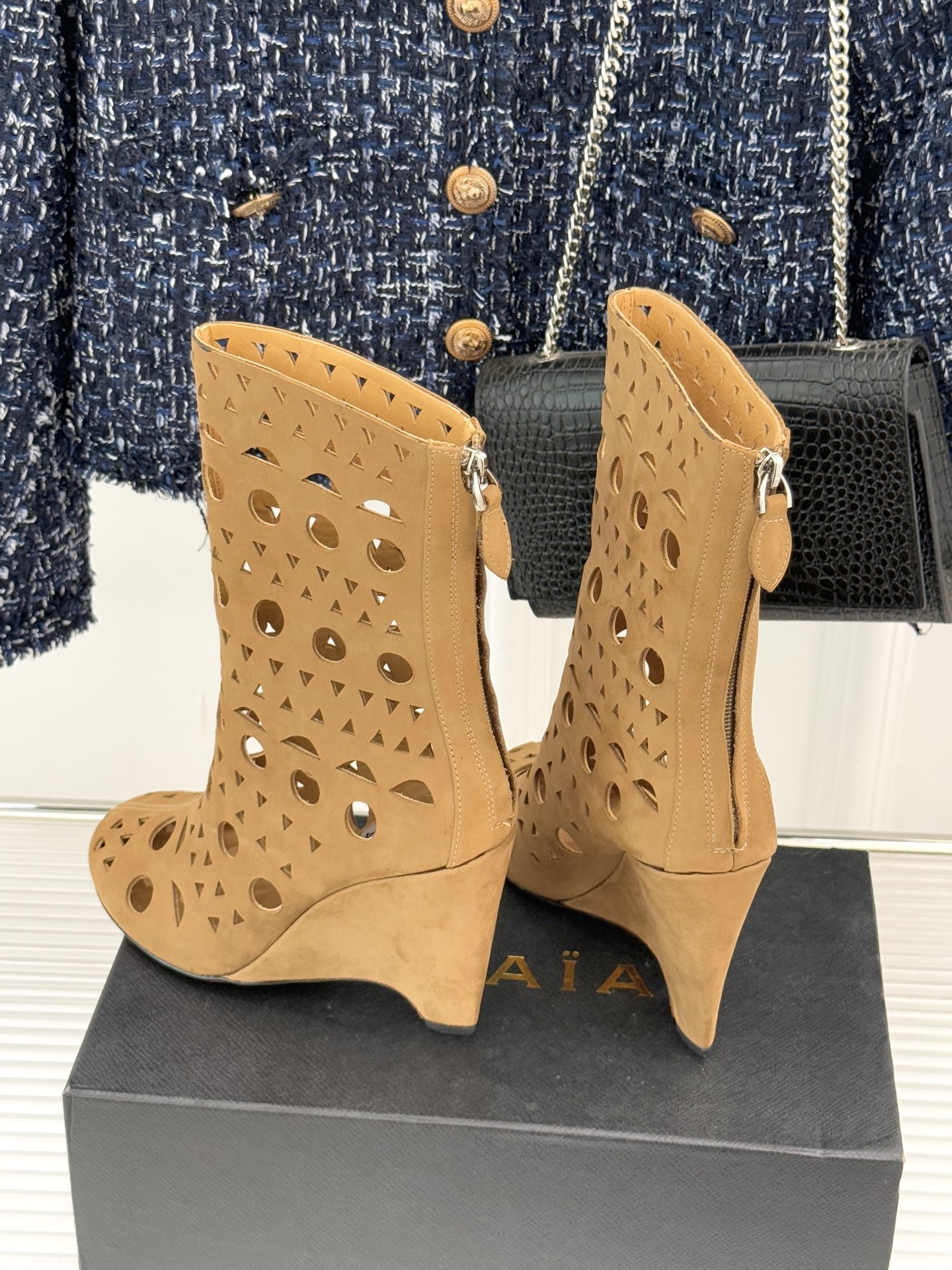 ALAIA/阿莱亚25WF新品镂空高跟短靴当法式高定的精密工艺邂逅曲线美学，这款短靴以鞋为“雕塑”用镂空