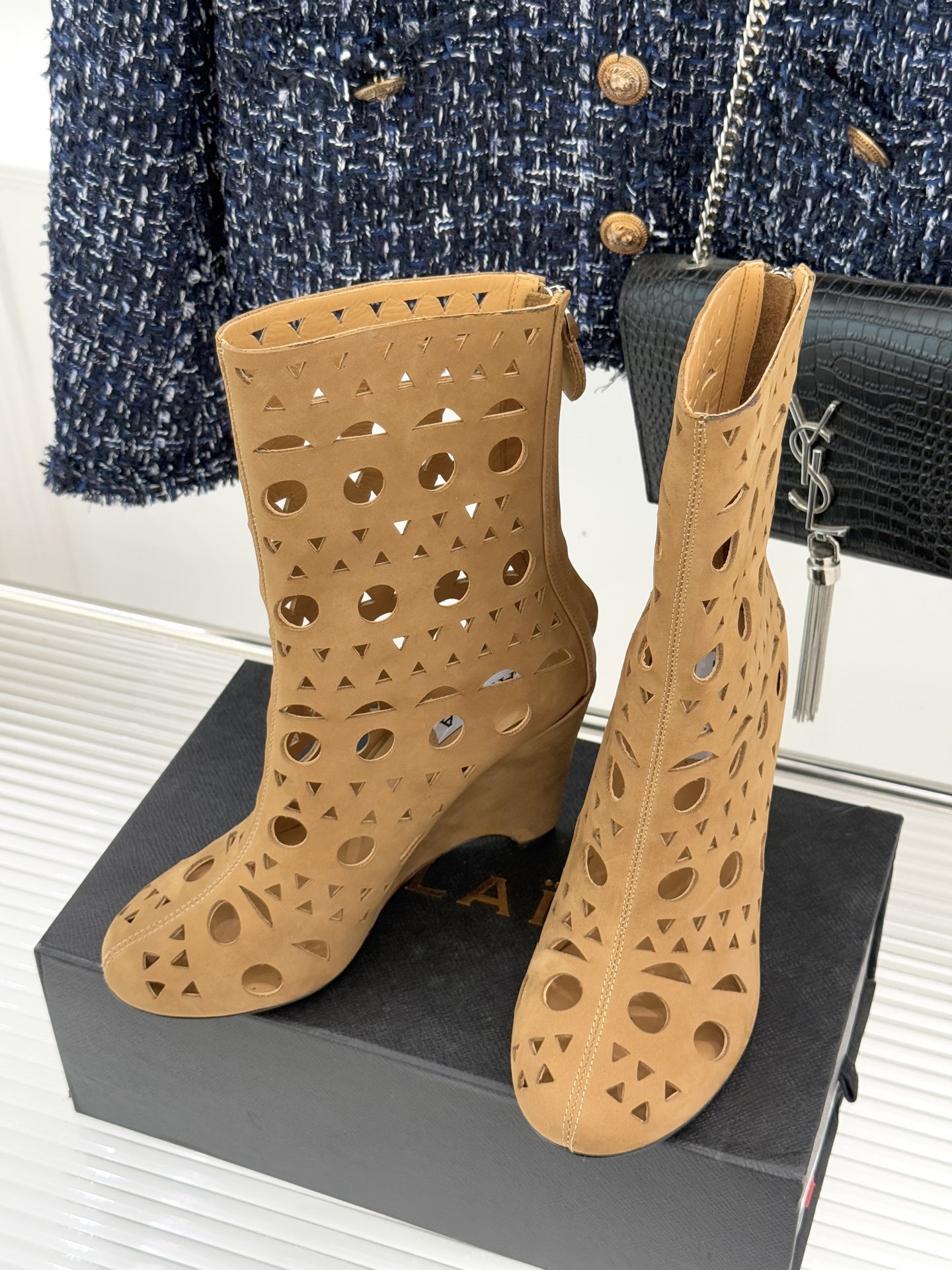 ALAIA/阿莱亚25WF新品镂空高跟短靴当法式高定的精密工艺邂逅曲线美学，这款短靴以鞋为“雕塑”用镂空