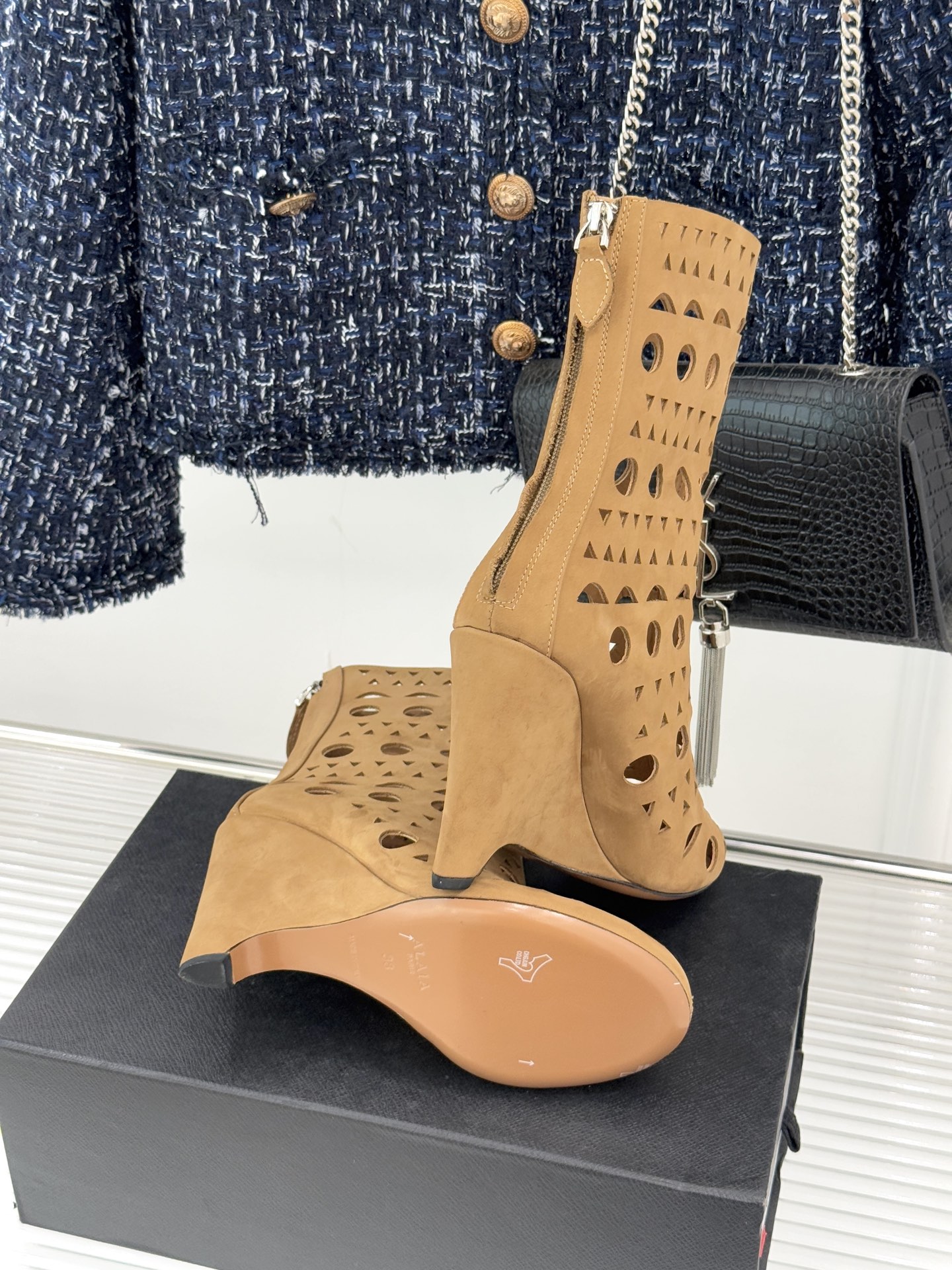 ALAIA/阿莱亚25WF新品镂空高跟短靴当法式高定的精密工艺邂逅曲线美学，这款短靴以鞋为“雕塑”用镂空
