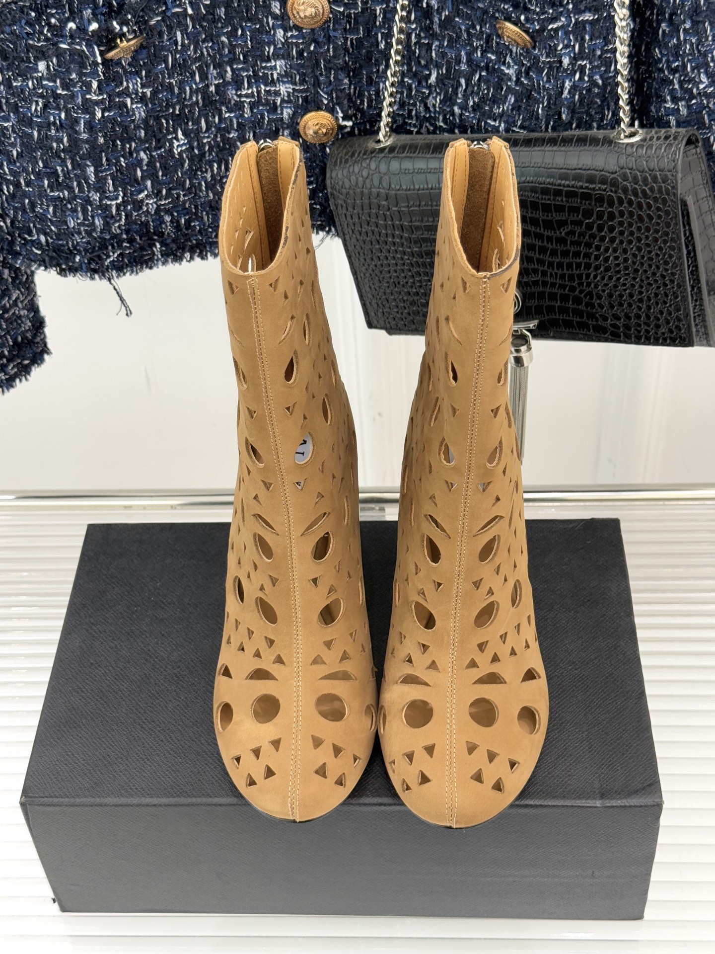ALAIA/阿莱亚25WF新品镂空高跟短靴当法式高定的精密工艺邂逅曲线美学，这款短靴以鞋为“雕塑”用镂空