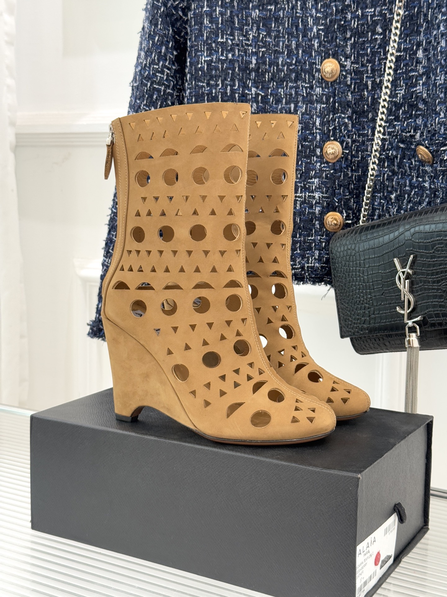 ALAIA/阿莱亚25WF新品镂空高跟短靴当法式高定的精密工艺邂逅曲线美学，这款短靴以鞋为“雕塑”用镂空