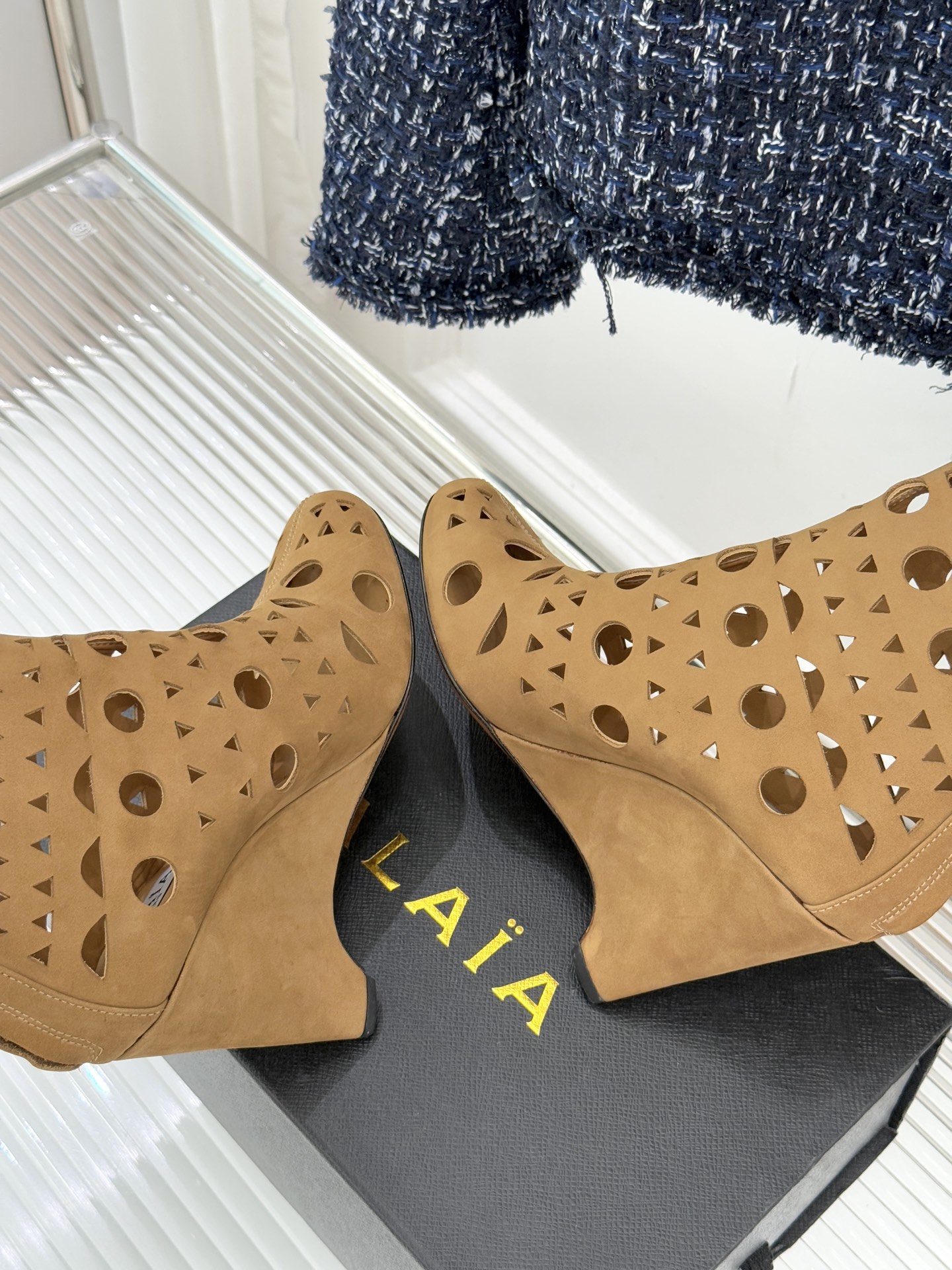 ALAIA/阿莱亚25WF新品镂空高跟短靴当法式高定的精密工艺邂逅曲线美学，这款短靴以鞋为“雕塑”用镂空