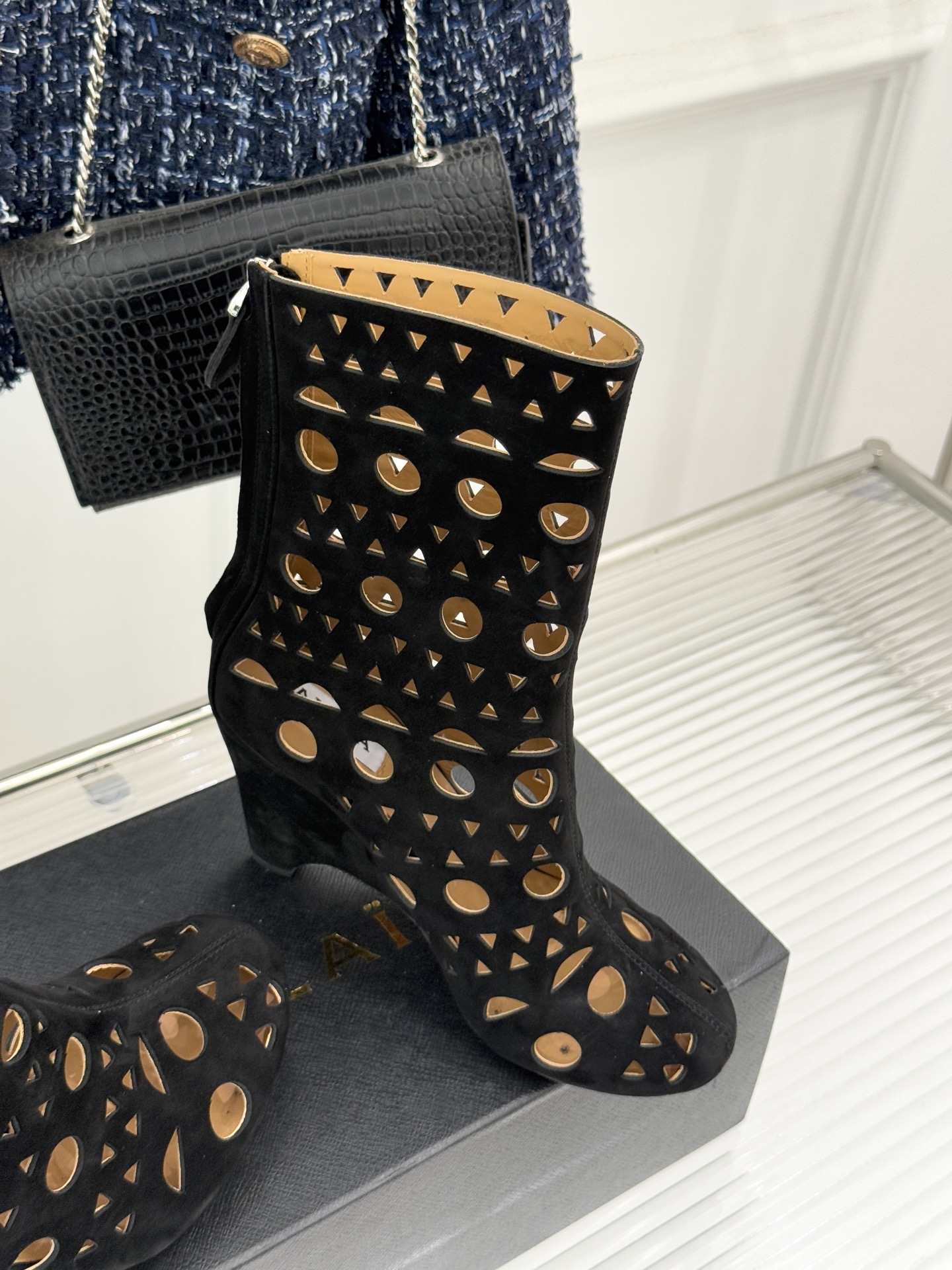 ALAIA/阿莱亚25WF新品镂空高跟短靴当法式高定的精密工艺邂逅曲线美学，这款短靴以鞋为“雕塑”用镂空