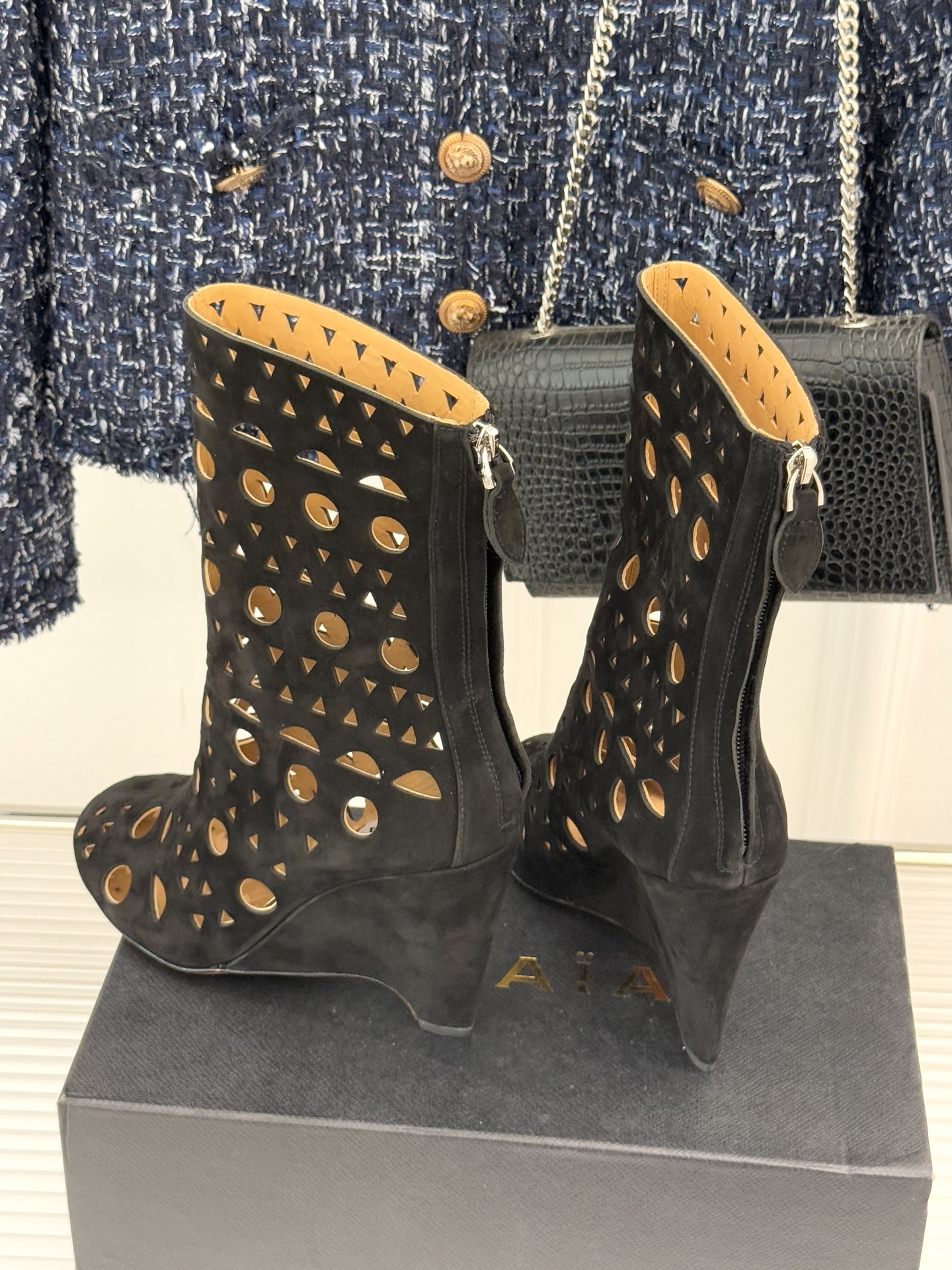 ALAIA/阿莱亚25WF新品镂空高跟短靴当法式高定的精密工艺邂逅曲线美学，这款短靴以鞋为“雕塑”用镂空