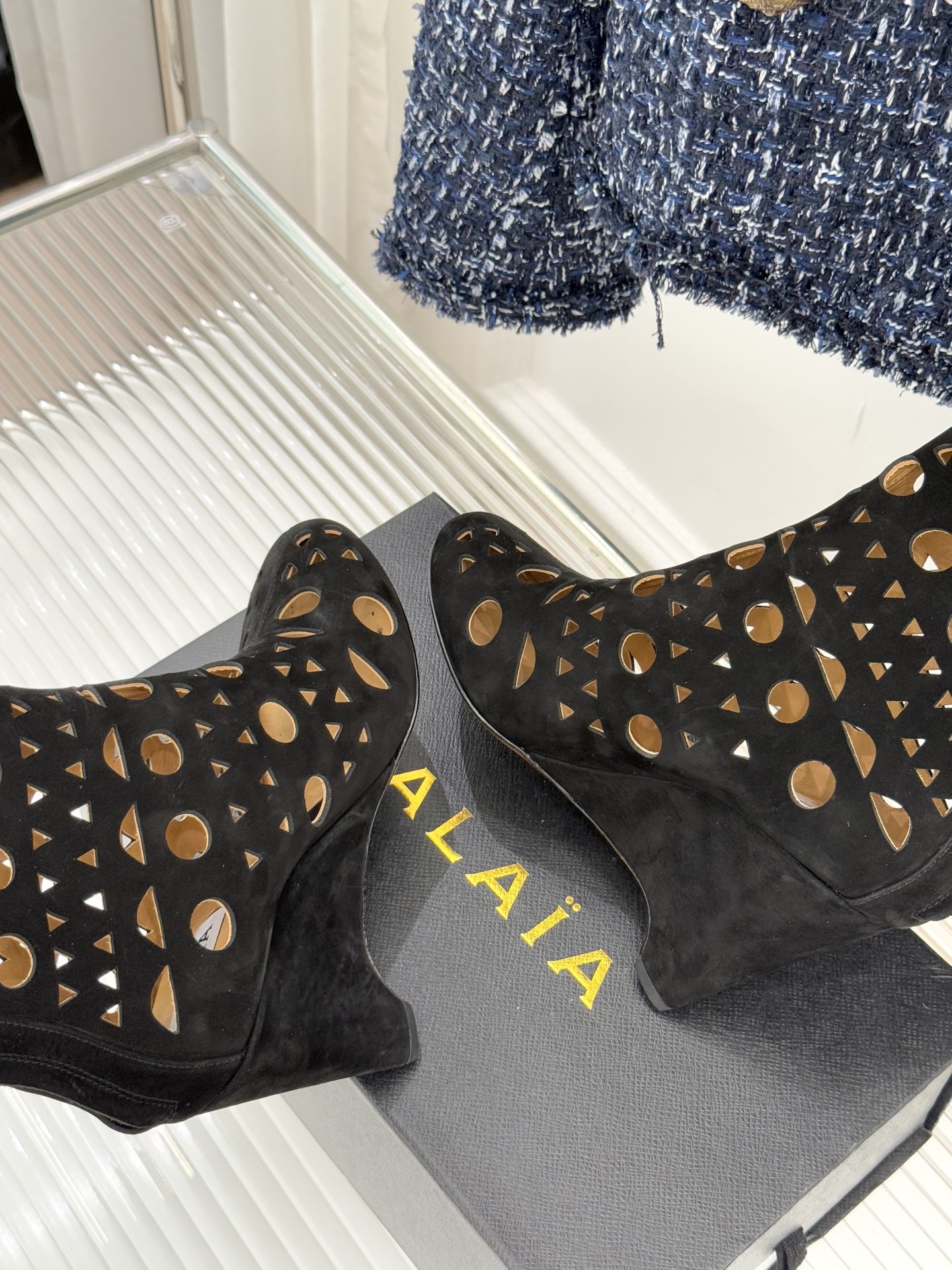ALAIA/阿莱亚25WF新品镂空高跟短靴当法式高定的精密工艺邂逅曲线美学，这款短靴以鞋为“雕塑”用镂空