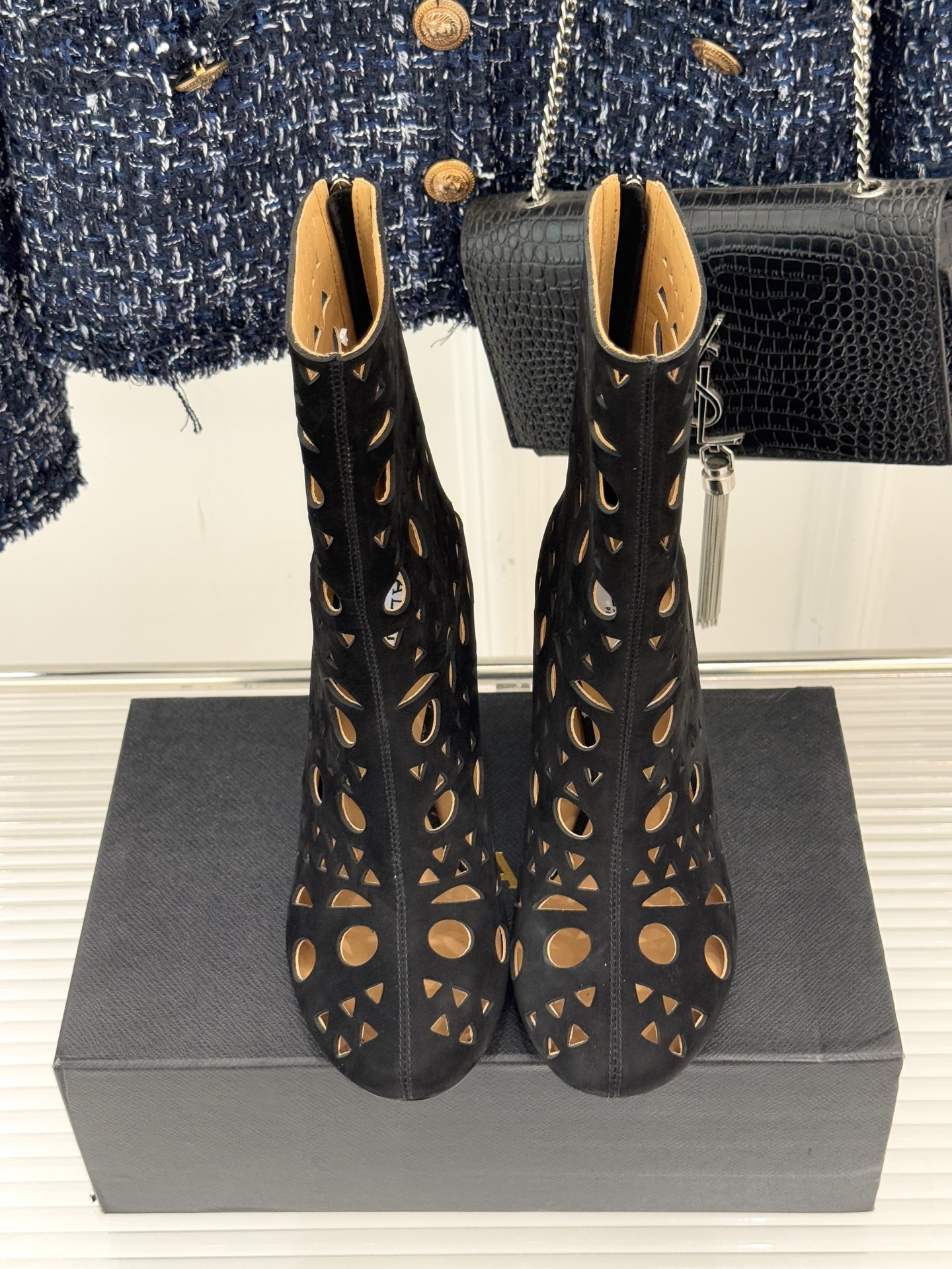 ALAIA/阿莱亚25WF新品镂空高跟短靴当法式高定的精密工艺邂逅曲线美学，这款短靴以鞋为“雕塑”用镂空