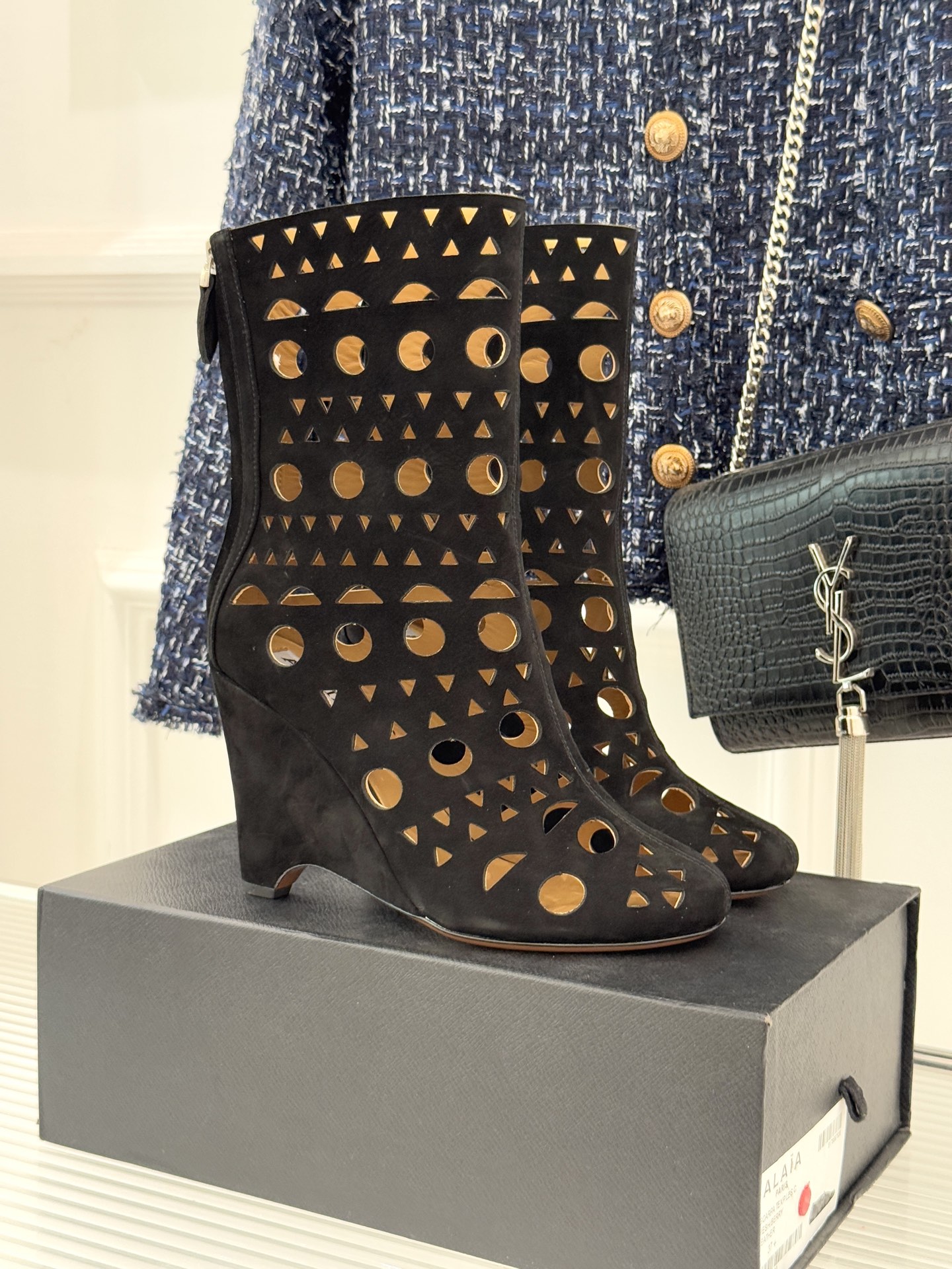 NO:561726,ALAIA/Alaia 25WF new hollow high-heeled short boots When the precision craftsmanship of French high-end meets the aesthetics of curves, these short boots use shoes as 'sculptures' and hollows as 'breathing' to inject the ritual sense of haute couture into every step. The iconic geometric hollow pattern is not a simple decoration. Each line accurately fits the ankle curve, which not only outlines the slender outline of the leg, but also retains the light interaction between the skin and the air.  It coincides with the brand's design philosophy of 'embracing the body with fabrics'. This pair of ALAIA short boots uses the art of hollowing out to redefine the relationship between shoes and the body, highlighting the 'second skin' of women's confidence and taste. The fabric is made of original custom leather, the inner foot pads are all sheepskin, and the outsole is genuine leather imported from Italy.   size35-39 (40/41 customized), boots, alaia, boots, sheepskin, Leather soles19860909ALAIA/阿莱亚25WF新品镂空高跟短靴 当法式高定的精密工艺邂逅曲线美学, 这款短靴以鞋为“雕塑”用镂空作“呼吸” 将高级定制的仪式感注入每一步行走. 标志性的几何镂空纹样并非简单装饰 每一道线条都精准贴合脚踝曲线, 既勾勒出腿部纤细轮廓, 又保留肌肤与空气的轻盈互动, 暗合品牌“用面料拥抱身体”的设计哲学. 这双ALAIA短靴以镂空的艺术 重新定义鞋履与身体的关系 彰显女性自信与品味的“第二层肌肤”. 面料采用原版定制皮料 内里垫脚均为羊皮 意大利进口真皮大底 size35-39（40/41定制）,靴子,alaia,boots,sheepskin,Leather soles,Women's Shoes