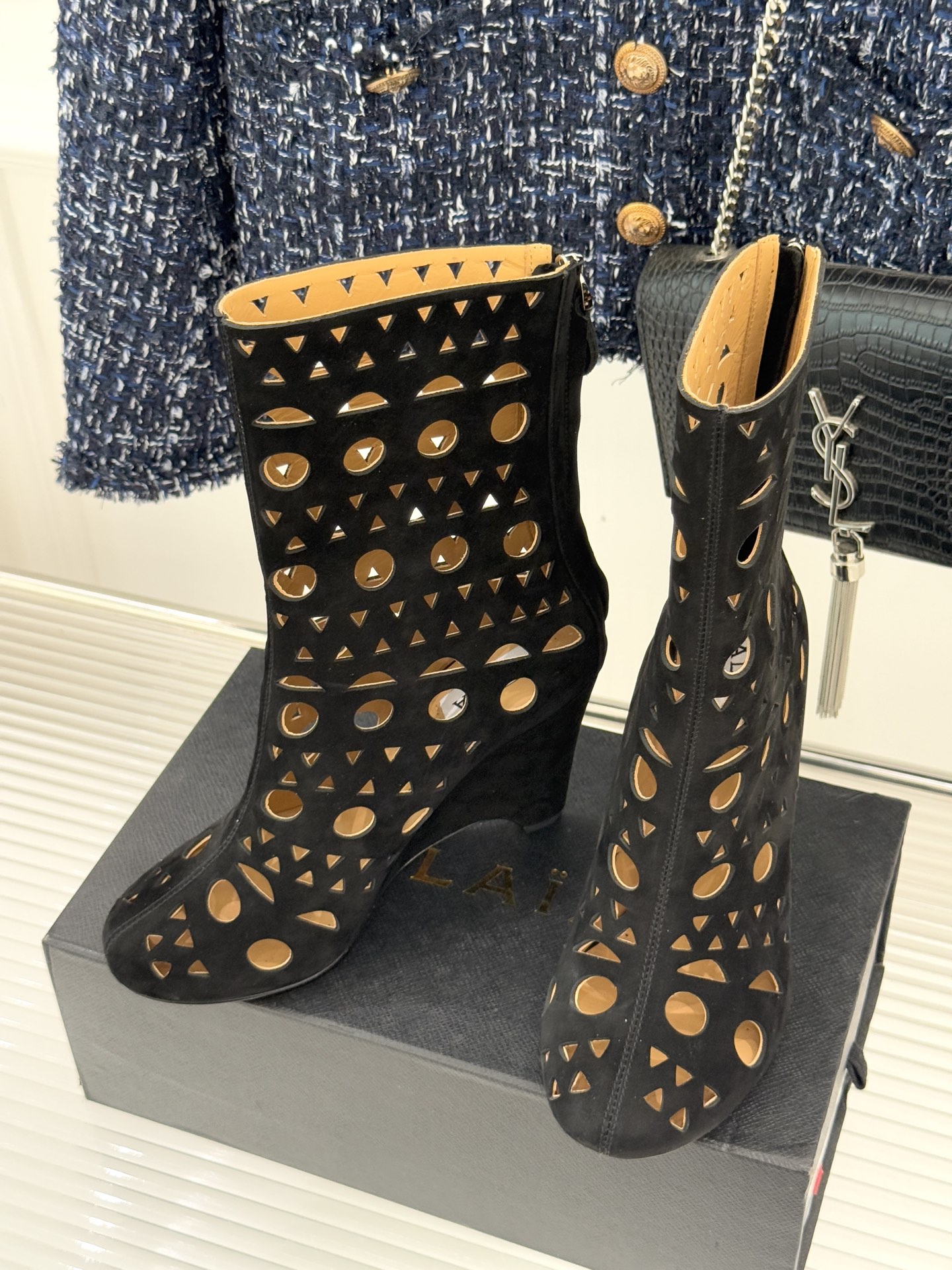 ALAIA/阿莱亚25WF新品镂空高跟短靴当法式高定的精密工艺邂逅曲线美学，这款短靴以鞋为“雕塑”用镂空