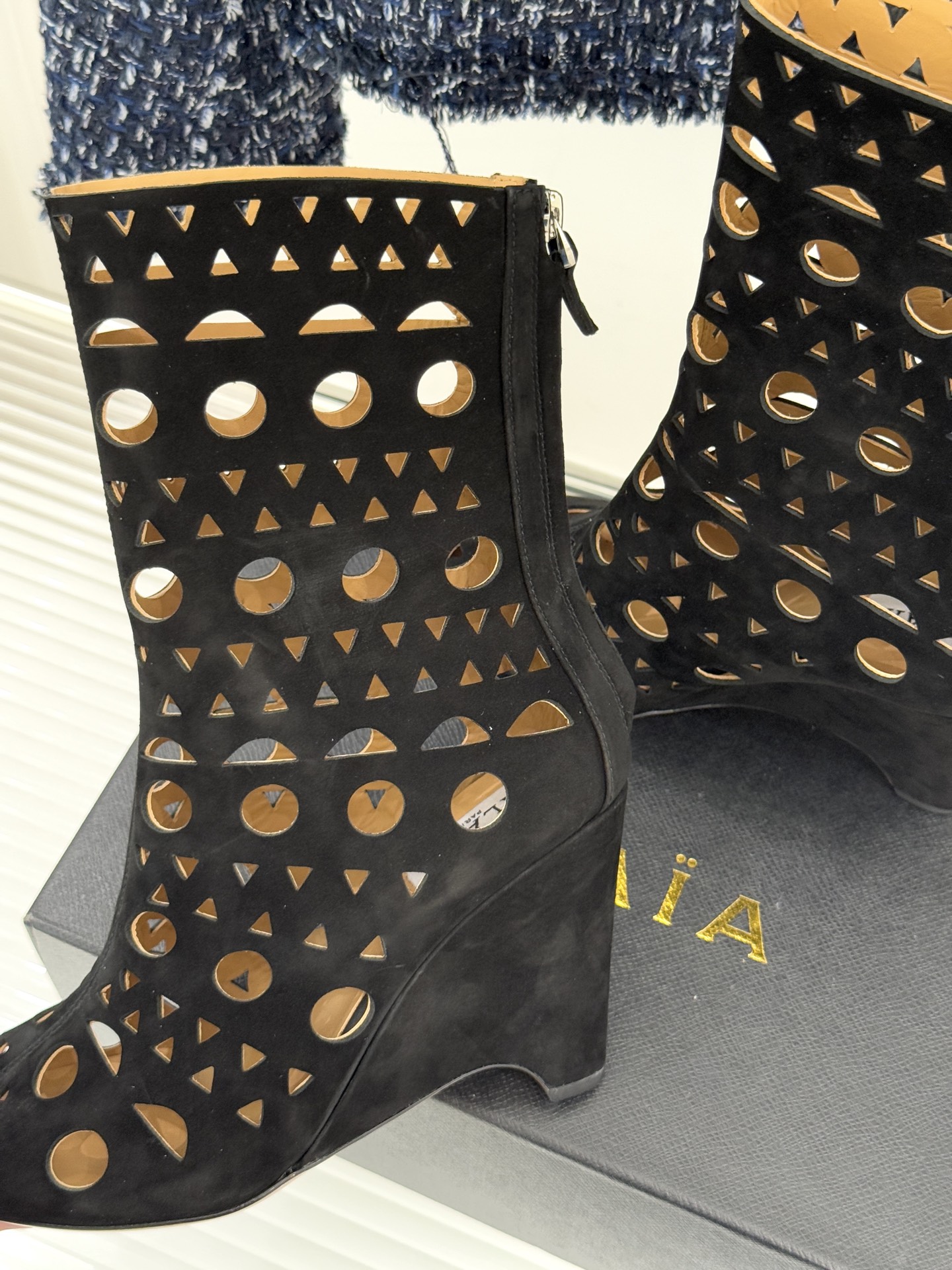 ALAIA/阿莱亚25WF新品镂空高跟短靴当法式高定的精密工艺邂逅曲线美学，这款短靴以鞋为“雕塑”用镂空