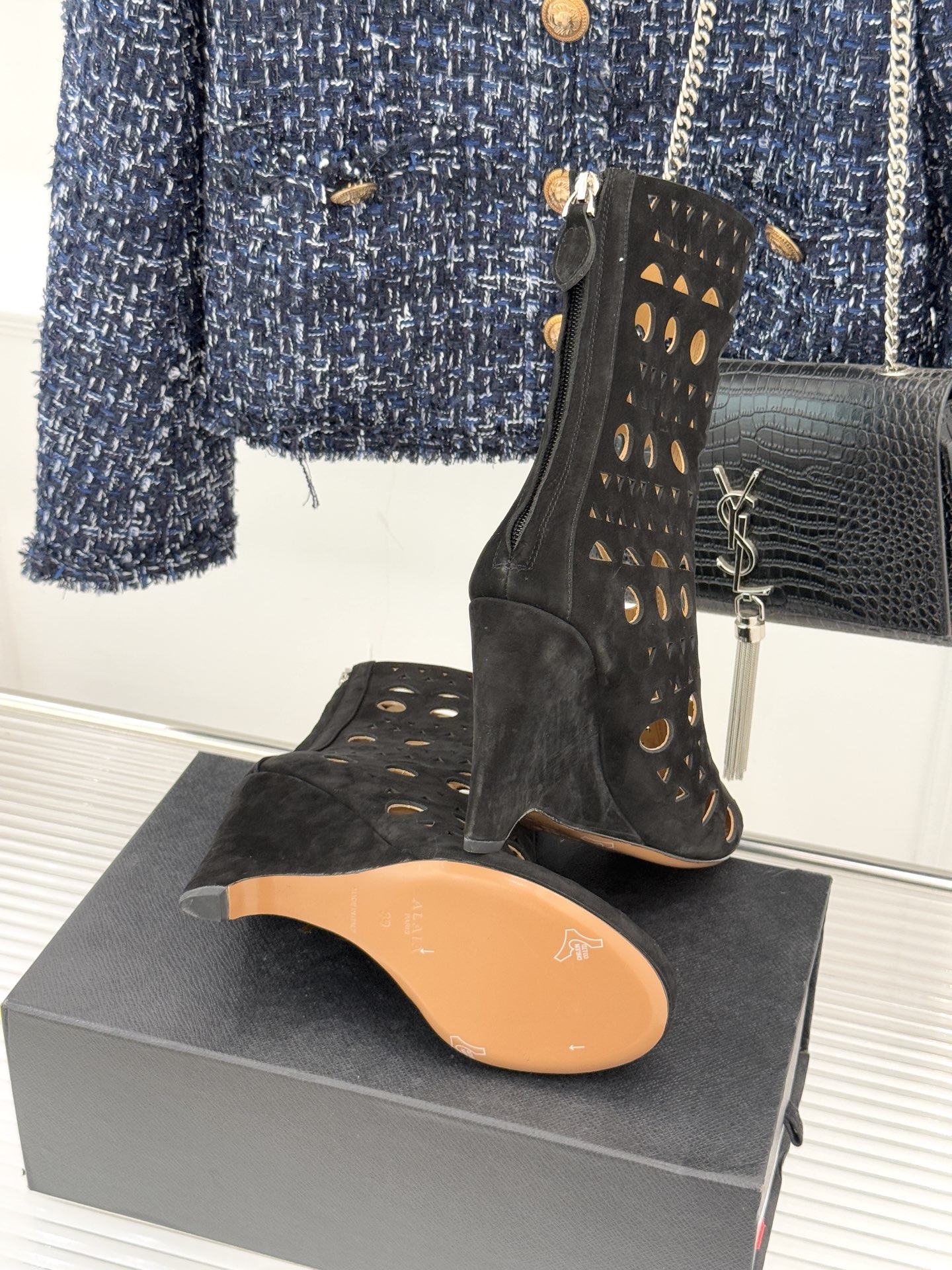 ALAIA/阿莱亚25WF新品镂空高跟短靴当法式高定的精密工艺邂逅曲线美学，这款短靴以鞋为“雕塑”用镂空