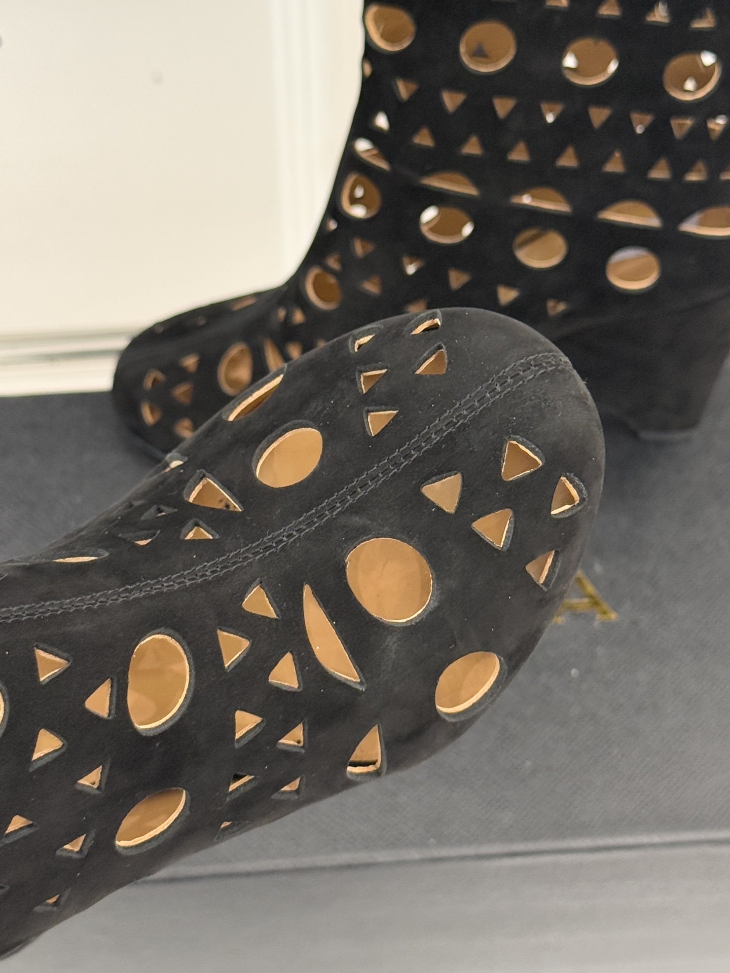 ALAIA/阿莱亚25WF新品镂空高跟短靴当法式高定的精密工艺邂逅曲线美学，这款短靴以鞋为“雕塑”用镂空