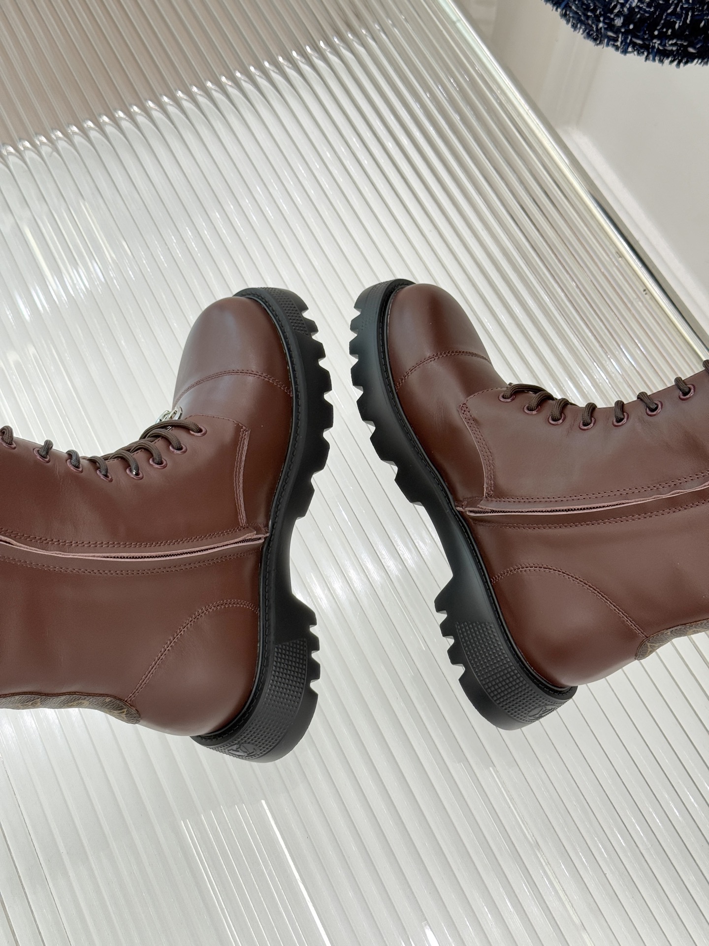 驴牌25WF秋冬新品链条绑带厚底长靴当链条的冷冽光泽邂逅绑带的随性张力这双长靴打造成跨越风格边界的时尚符