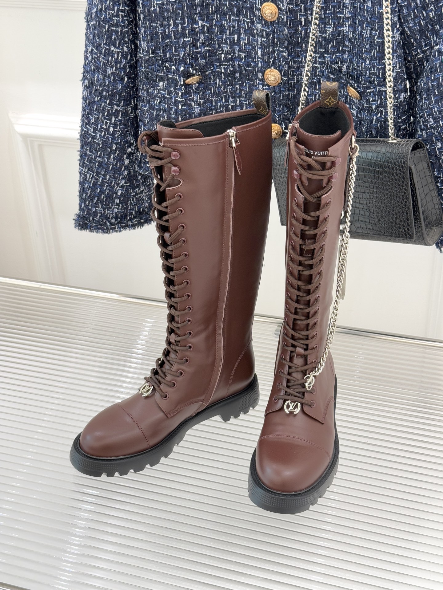 驴牌25WF秋冬新品链条绑带厚底长靴当链条的冷冽光泽邂逅绑带的随性张力这双长靴打造成跨越风格边界的时尚符