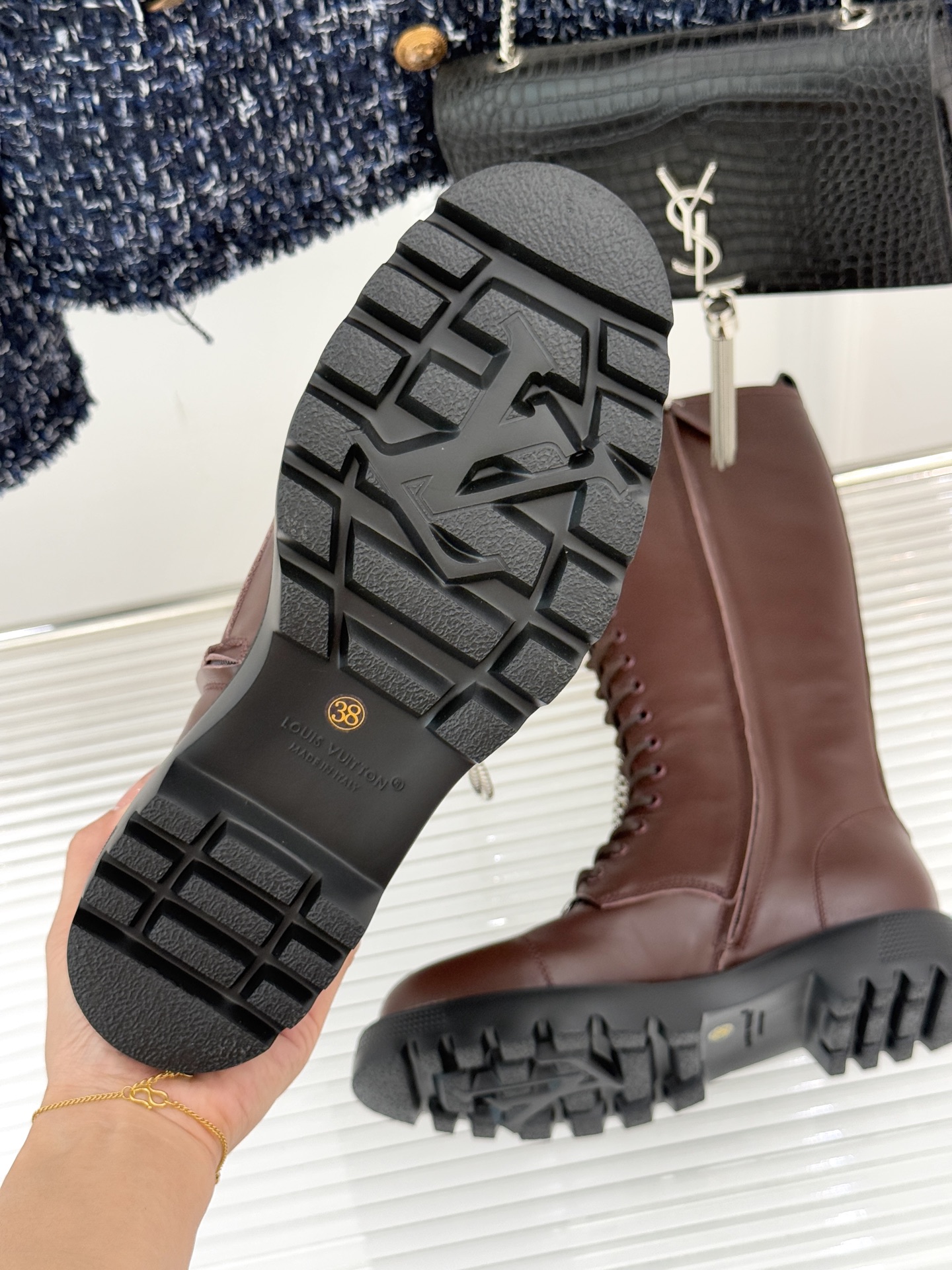 驴牌25WF秋冬新品链条绑带厚底长靴当链条的冷冽光泽邂逅绑带的随性张力这双长靴打造成跨越风格边界的时尚符