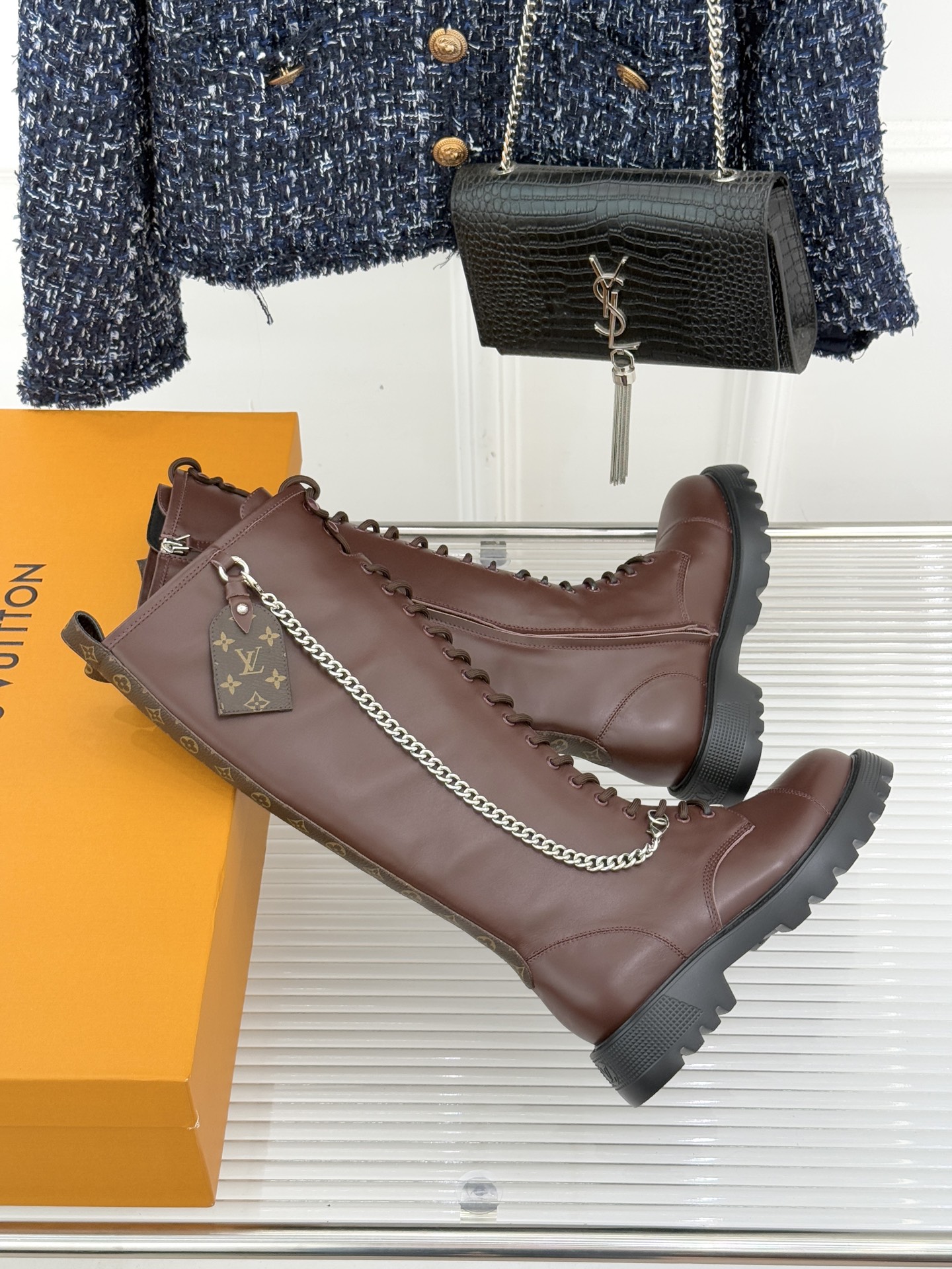 驴牌25WF秋冬新品链条绑带厚底长靴当链条的冷冽光泽邂逅绑带的随性张力这双长靴打造成跨越风格边界的时尚符