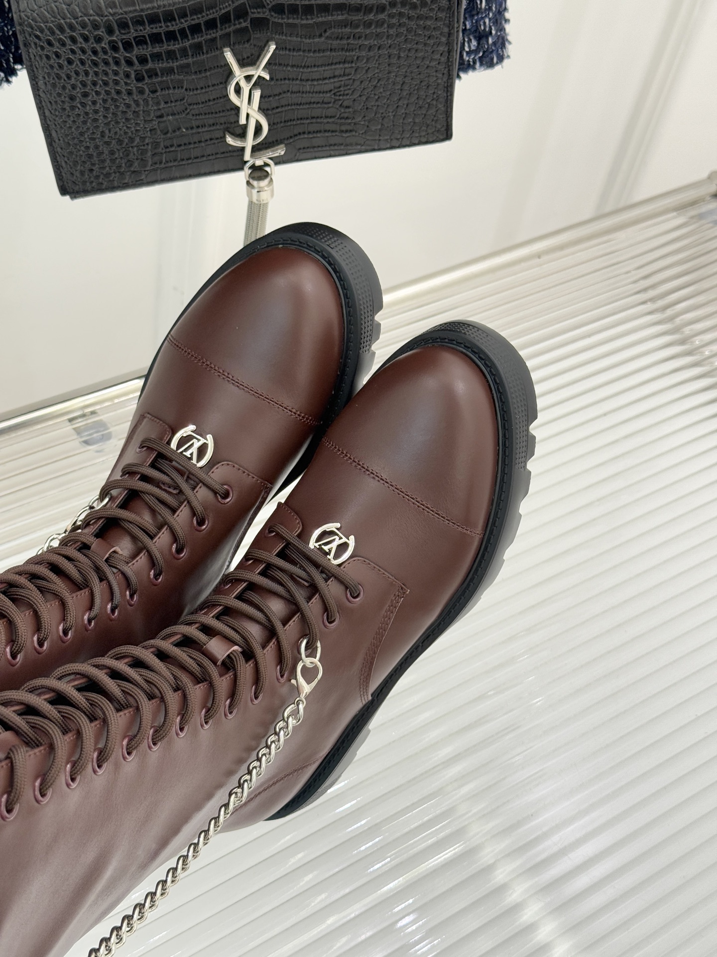 驴牌25WF秋冬新品链条绑带厚底长靴当链条的冷冽光泽邂逅绑带的随性张力这双长靴打造成跨越风格边界的时尚符