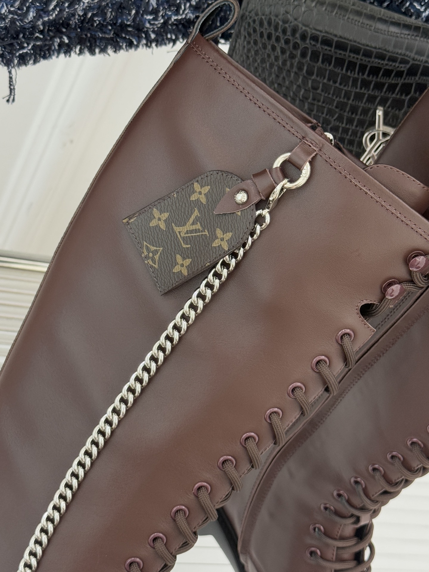 驴牌25WF秋冬新品链条绑带厚底长靴当链条的冷冽光泽邂逅绑带的随性张力这双长靴打造成跨越风格边界的时尚符