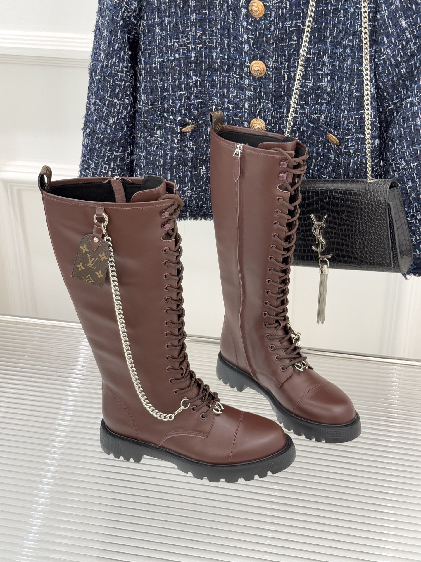 驴牌25WF秋冬新品链条绑带厚底长靴当链条的冷冽光泽邂逅绑带的随性张力这双长靴打造成跨越风格边界的时尚符