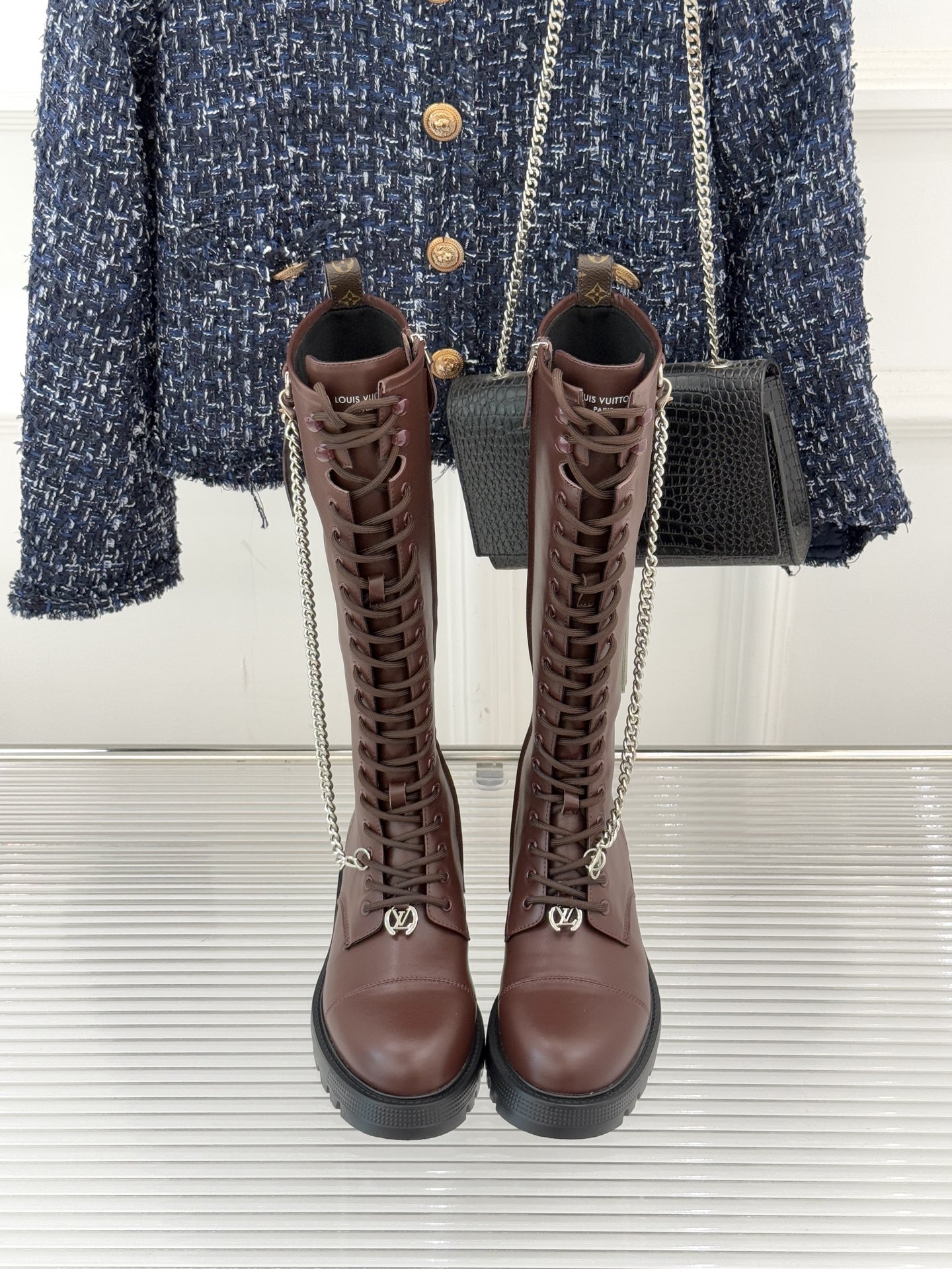 驴牌25WF秋冬新品链条绑带厚底长靴当链条的冷冽光泽邂逅绑带的随性张力这双长靴打造成跨越风格边界的时尚符