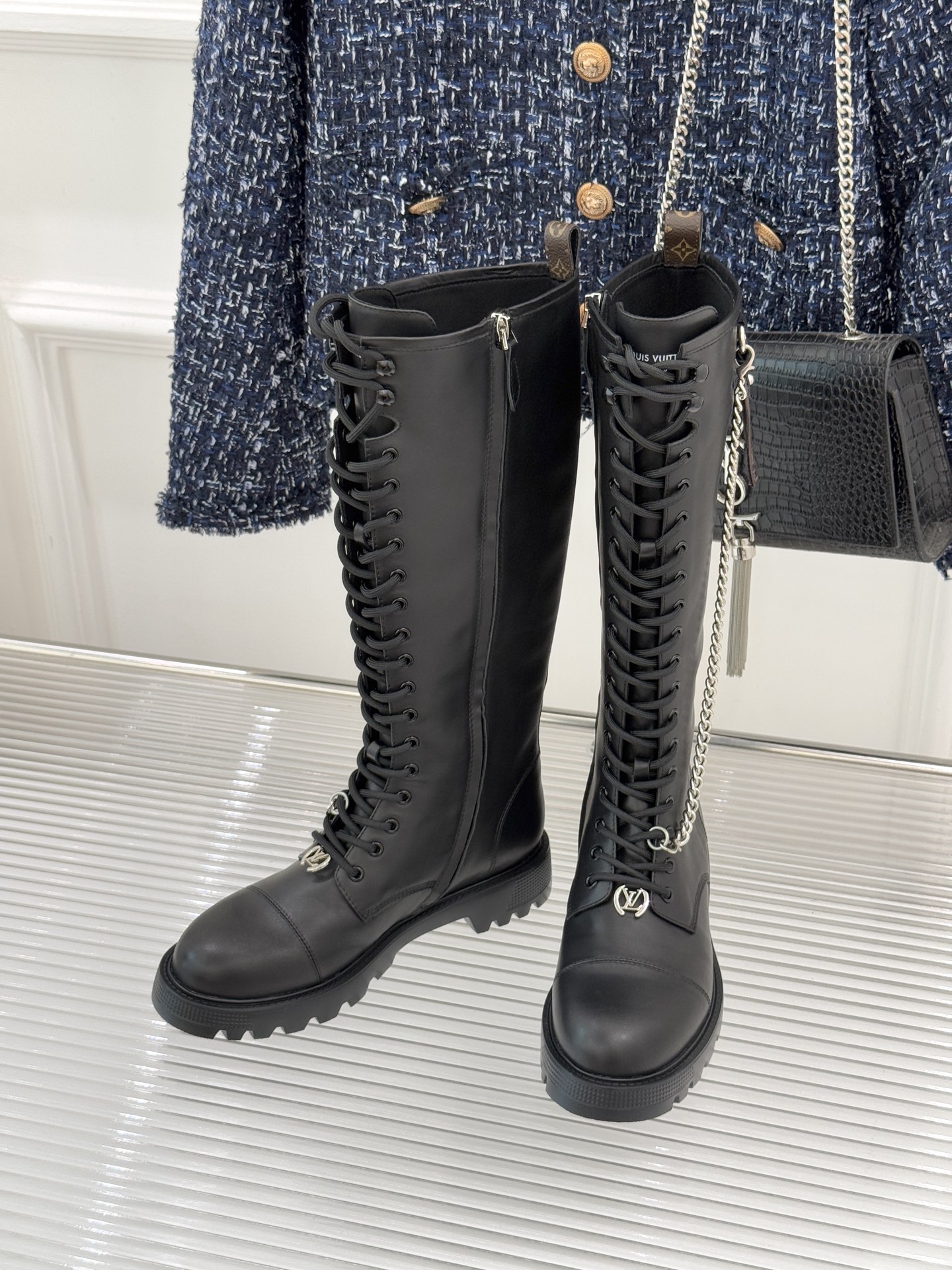 驴牌25WF秋冬新品链条绑带厚底长靴当链条的冷冽光泽邂逅绑带的随性张力这双长靴打造成跨越风格边界的时尚符