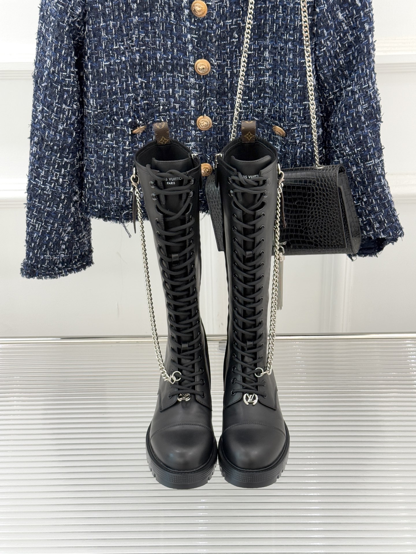 驴牌25WF秋冬新品链条绑带厚底长靴当链条的冷冽光泽邂逅绑带的随性张力这双长靴打造成跨越风格边界的时尚符