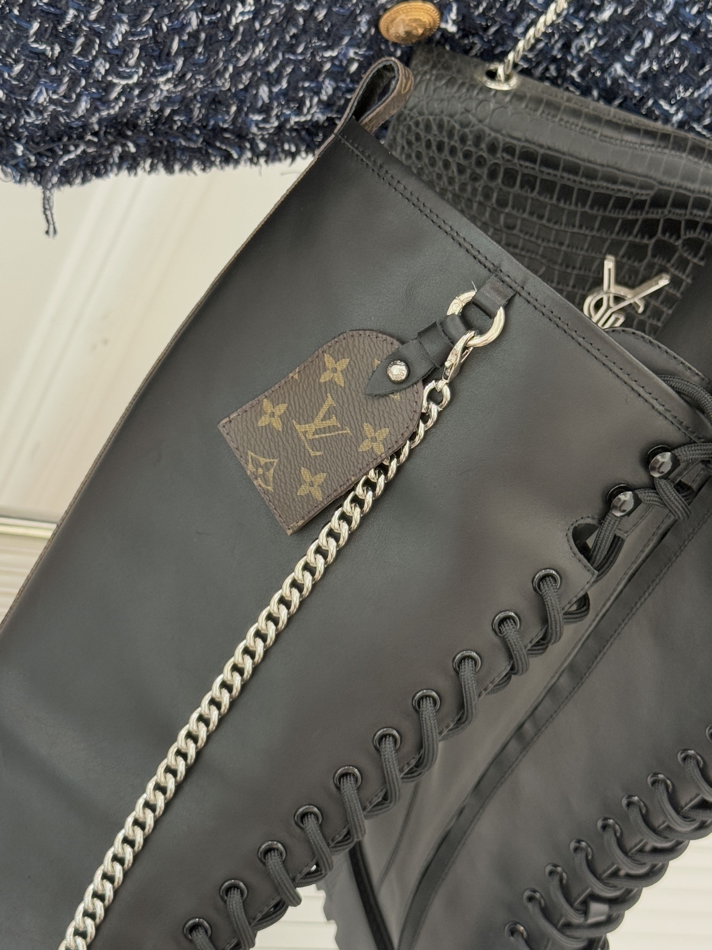 驴牌25WF秋冬新品链条绑带厚底长靴当链条的冷冽光泽邂逅绑带的随性张力这双长靴打造成跨越风格边界的时尚符