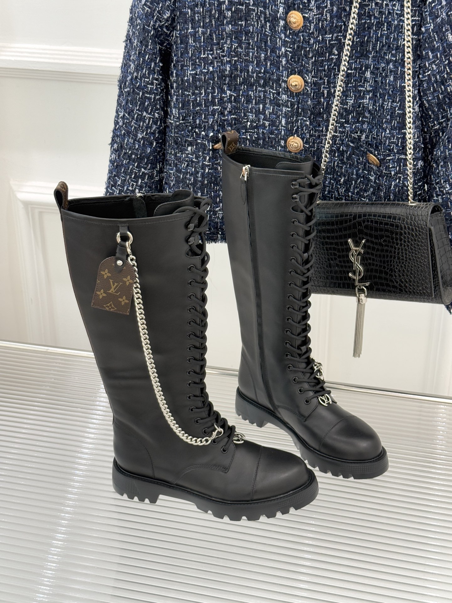 驴牌25WF秋冬新品链条绑带厚底长靴当链条的冷冽光泽邂逅绑带的随性张力这双长靴打造成跨越风格边界的时尚符