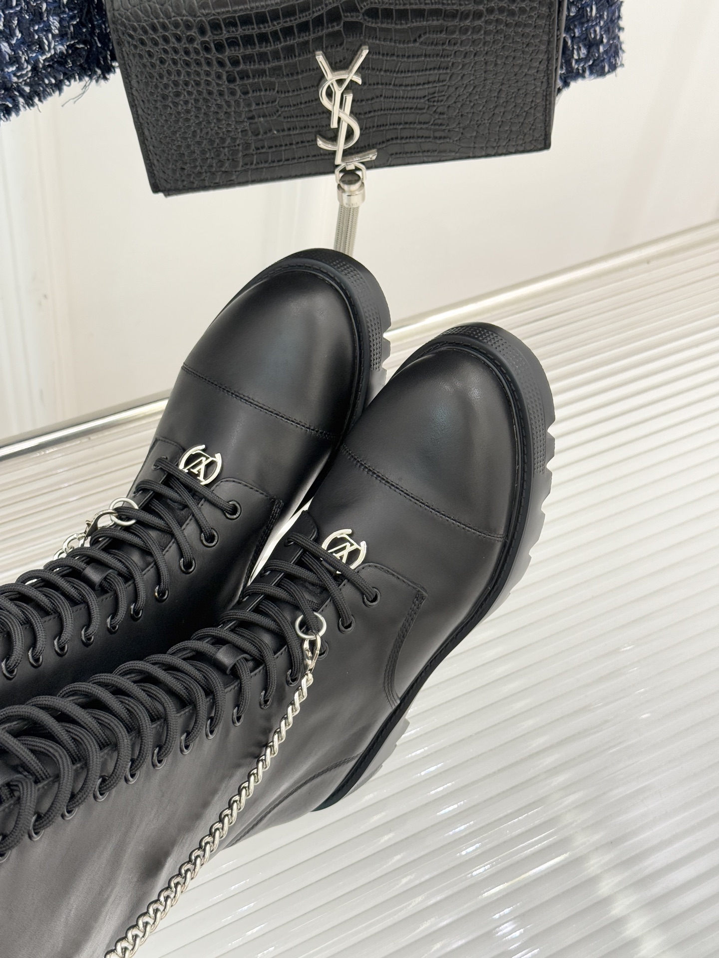 驴牌25WF秋冬新品链条绑带厚底长靴当链条的冷冽光泽邂逅绑带的随性张力这双长靴打造成跨越风格边界的时尚符