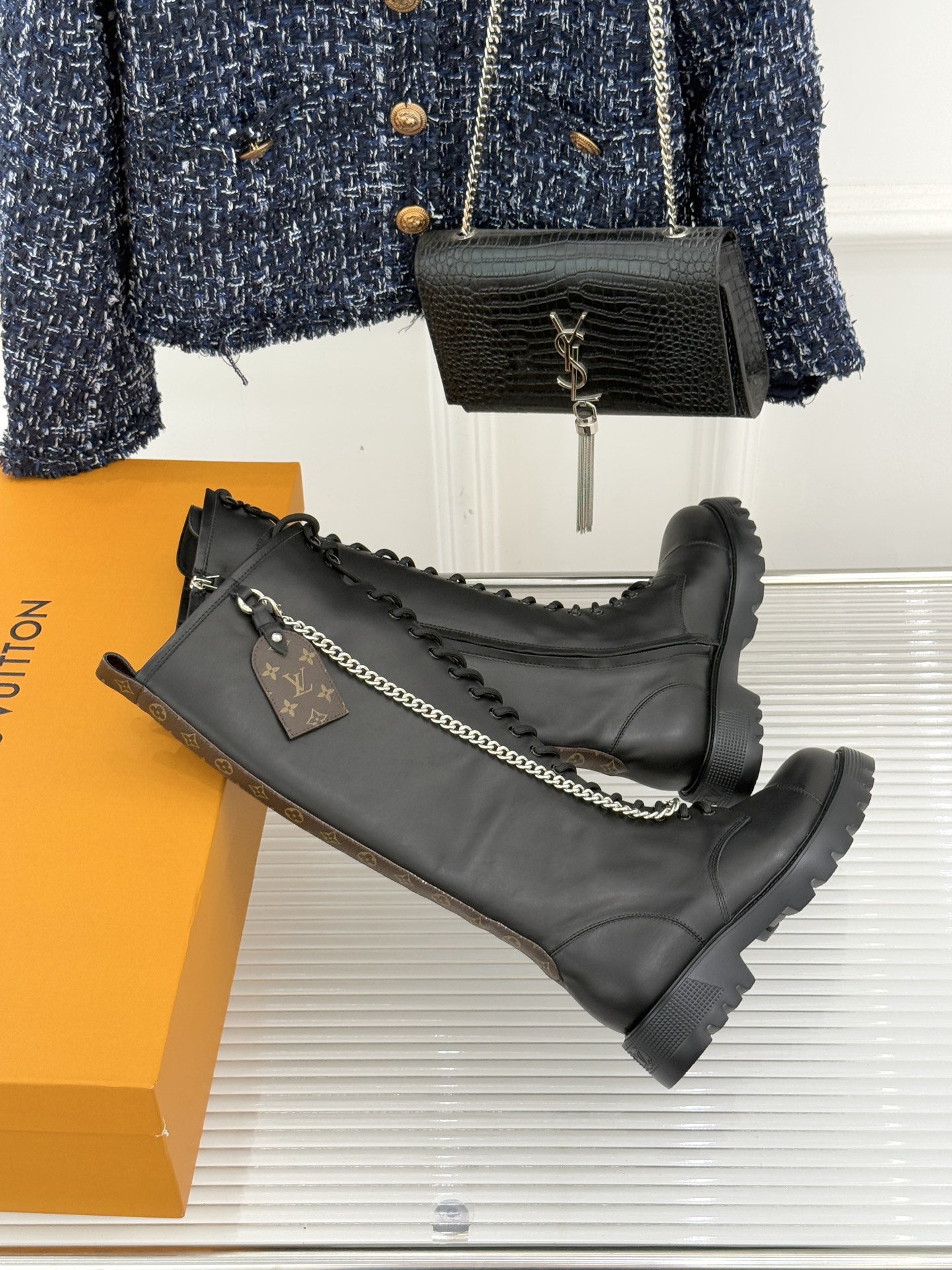 驴牌25WF秋冬新品链条绑带厚底长靴当链条的冷冽光泽邂逅绑带的随性张力这双长靴打造成跨越风格边界的时尚符