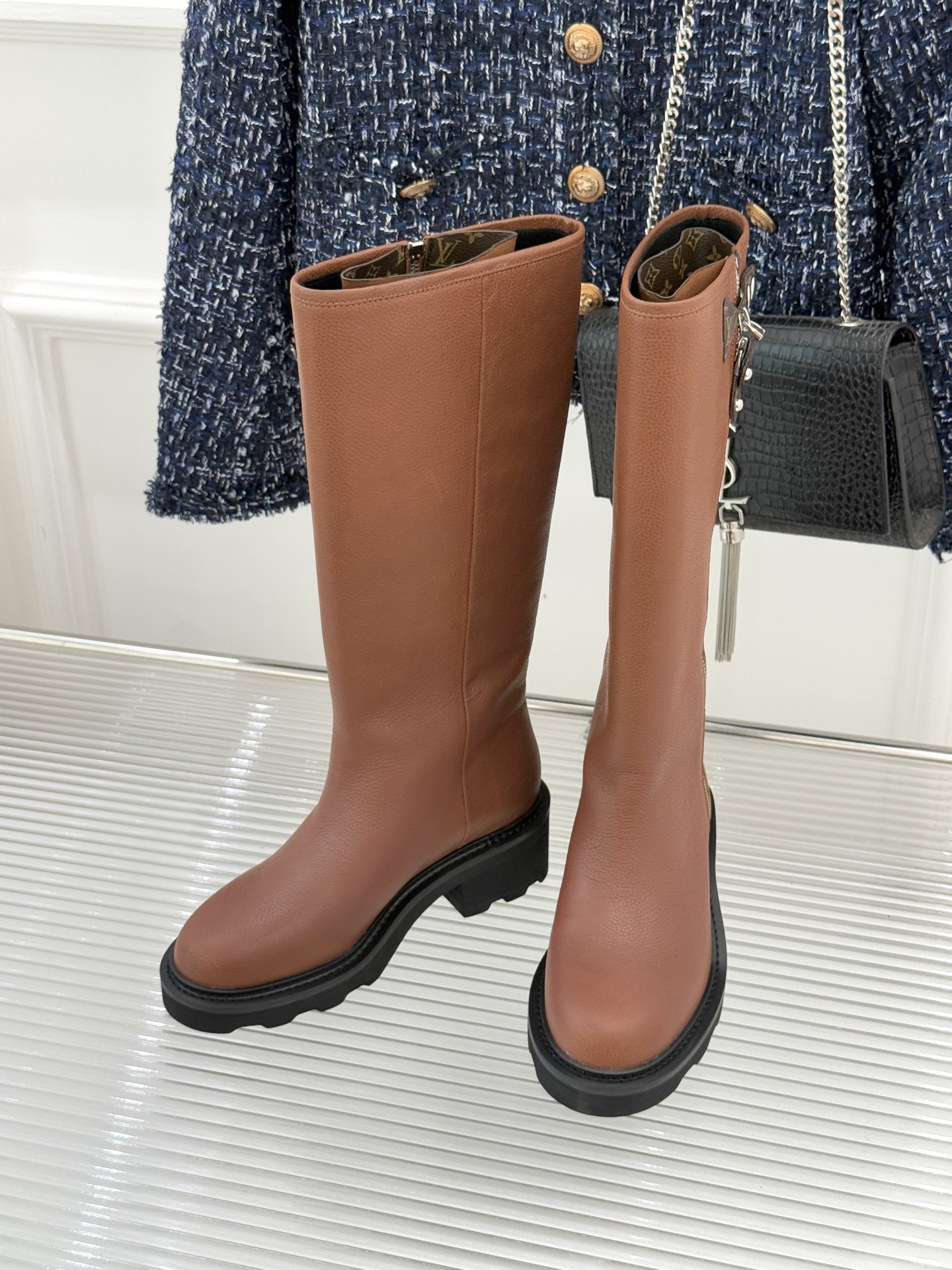 驴牌25WF秋冬新品侧拉链厚底骑士靴当骑士靴的飒爽基因邂逅lv的奢华美学这双厚底长靴便以“力量感优雅”破