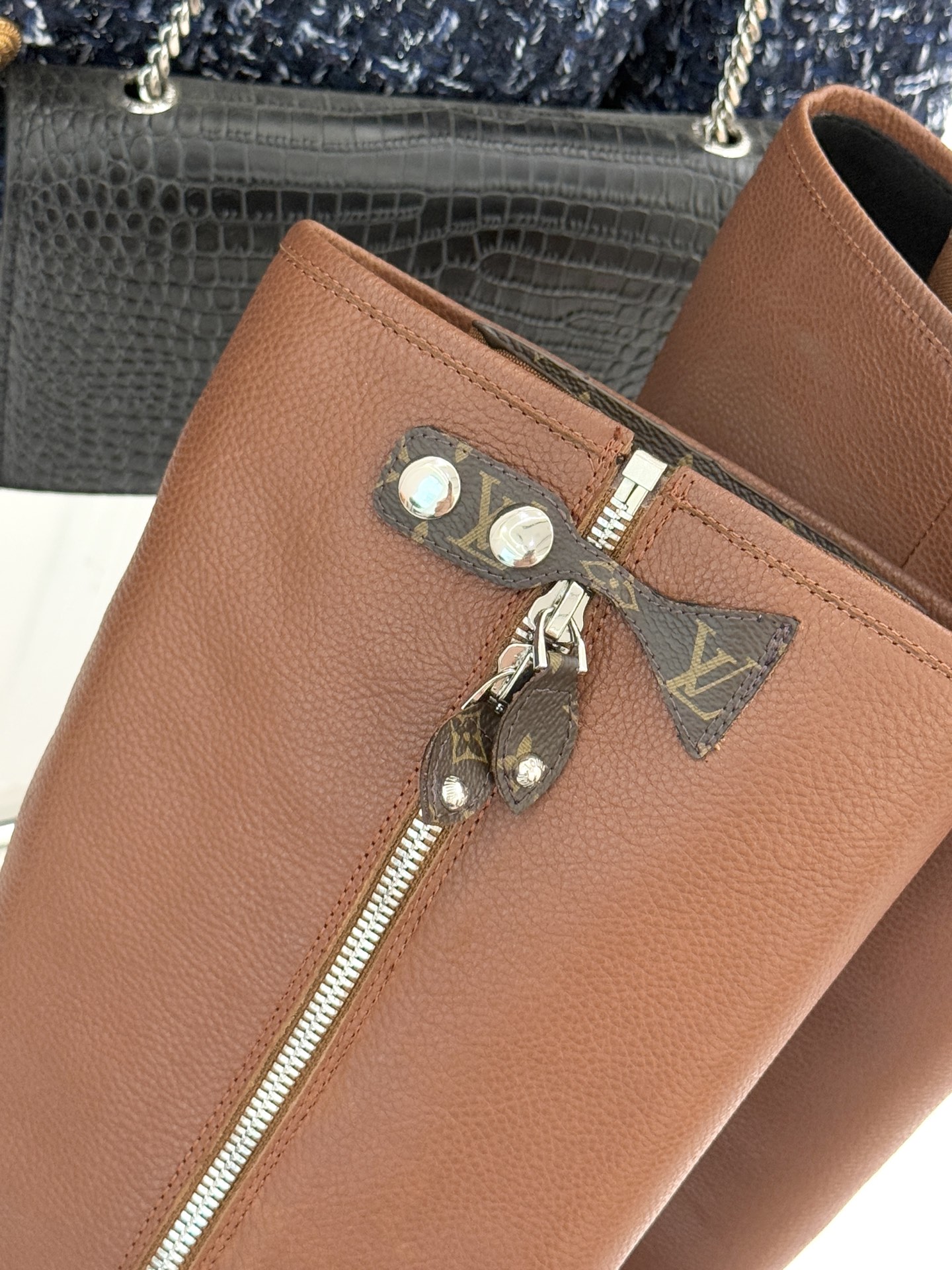 驴牌25WF秋冬新品侧拉链厚底骑士靴当骑士靴的飒爽基因邂逅lv的奢华美学这双厚底长靴便以“力量感优雅”破