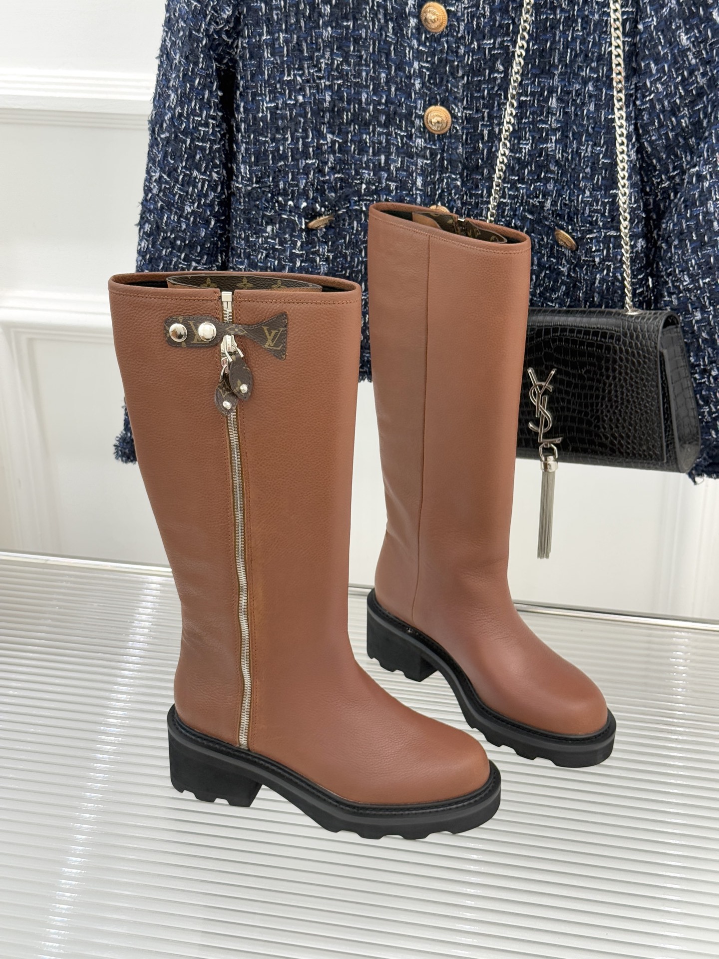 驴牌25WF秋冬新品侧拉链厚底骑士靴当骑士靴的飒爽基因邂逅lv的奢华美学这双厚底长靴便以“力量感优雅”破