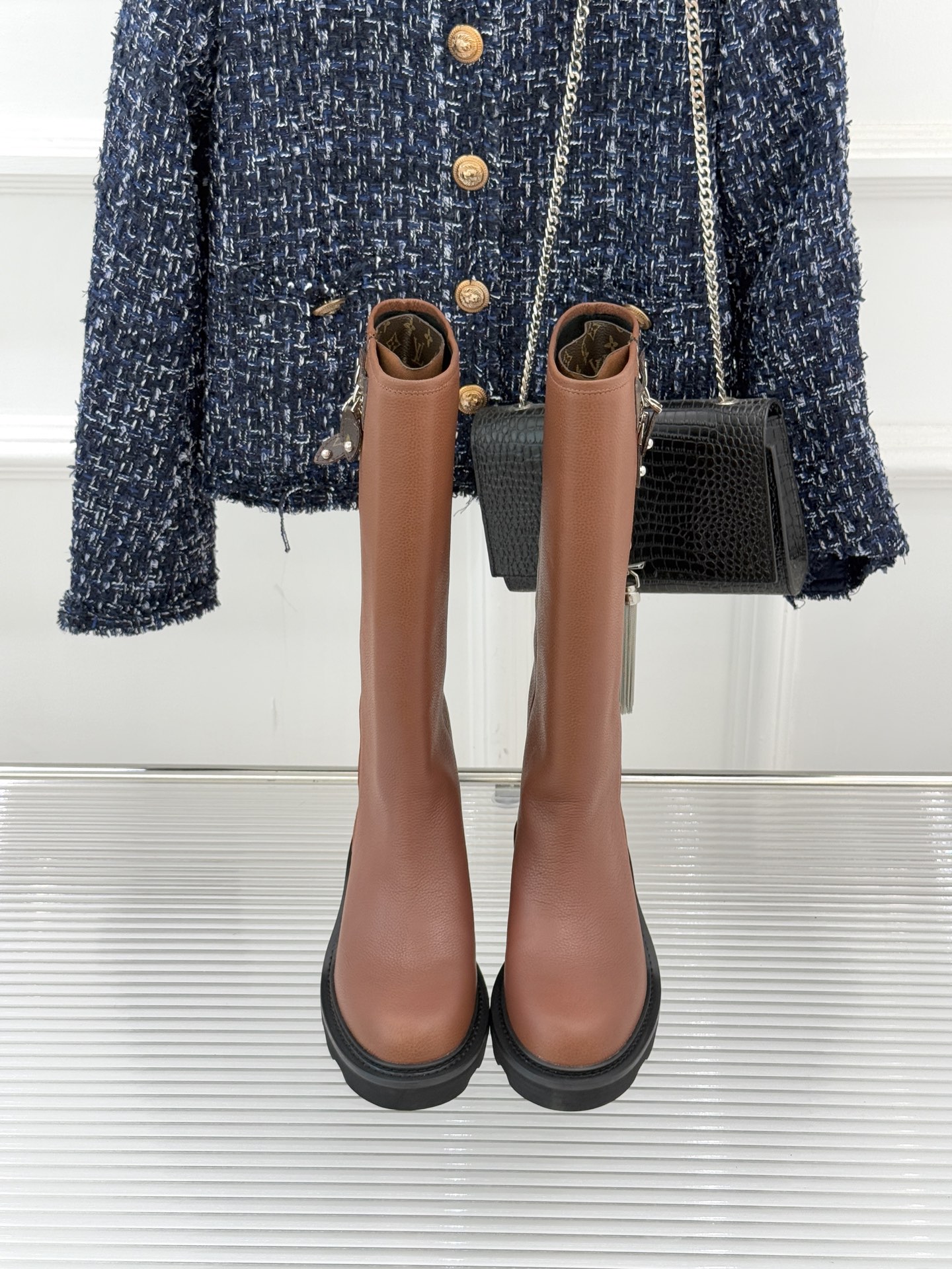 驴牌25WF秋冬新品侧拉链厚底骑士靴当骑士靴的飒爽基因邂逅lv的奢华美学这双厚底长靴便以“力量感优雅”破