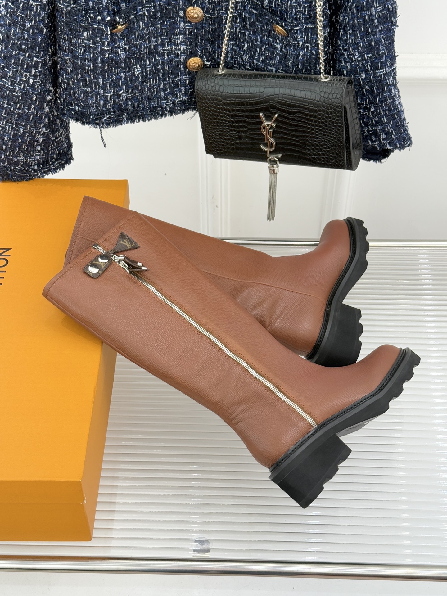 驴牌25WF秋冬新品侧拉链厚底骑士靴当骑士靴的飒爽基因邂逅lv的奢华美学这双厚底长靴便以“力量感优雅”破