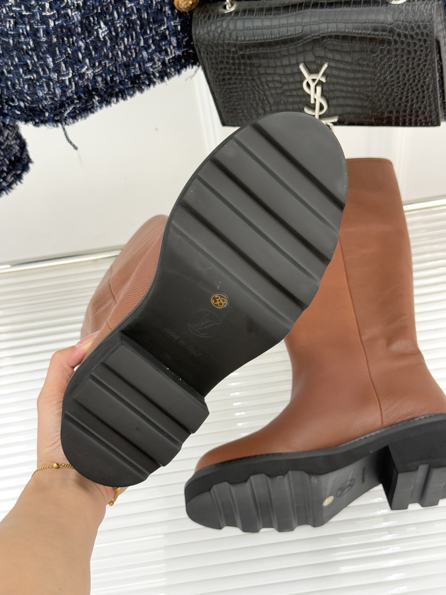 驴牌25WF秋冬新品侧拉链厚底骑士靴当骑士靴的飒爽基因邂逅lv的奢华美学这双厚底长靴便以“力量感优雅”破