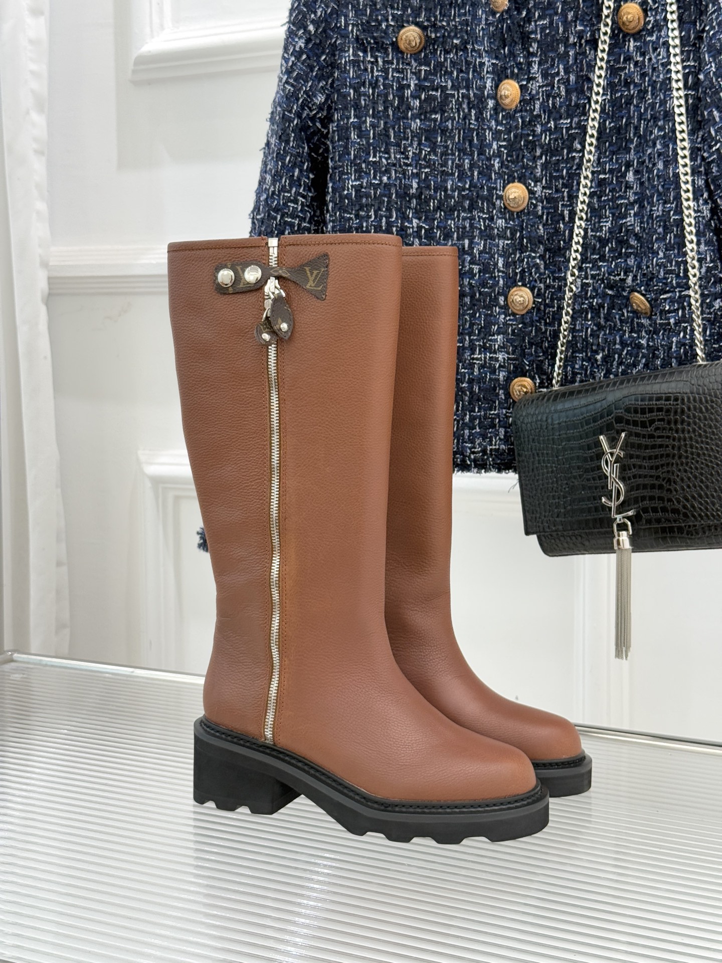 驴牌25WF秋冬新品侧拉链厚底骑士靴当骑士靴的飒爽基因邂逅lv的奢华美学这双厚底长靴便以“力量感优雅”破