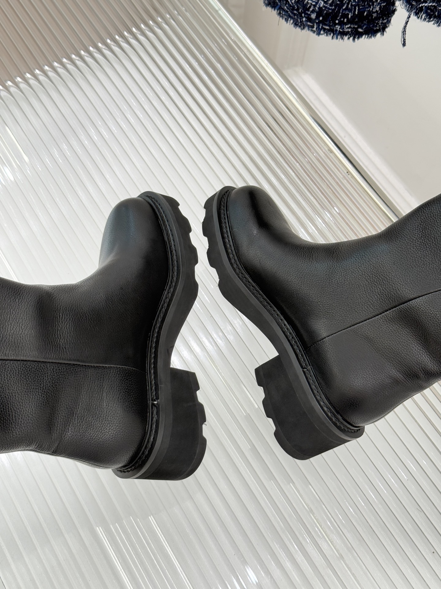 驴牌25WF秋冬新品侧拉链厚底骑士靴当骑士靴的飒爽基因邂逅lv的奢华美学这双厚底长靴便以“力量感优雅”破