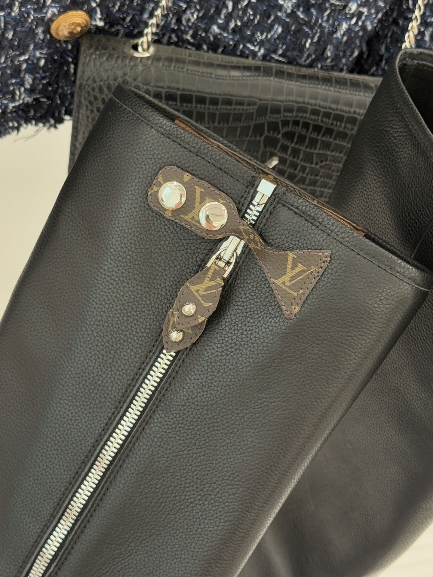 驴牌25WF秋冬新品侧拉链厚底骑士靴当骑士靴的飒爽基因邂逅lv的奢华美学这双厚底长靴便以“力量感优雅”破