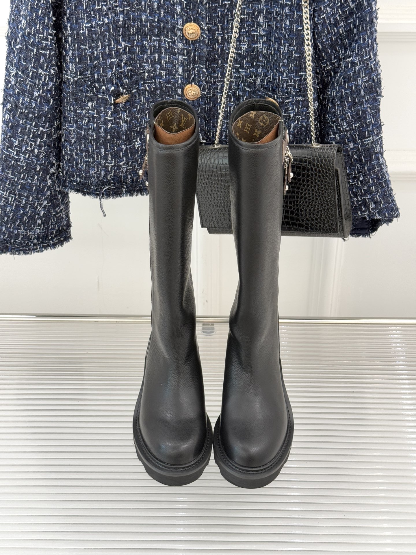 驴牌25WF秋冬新品侧拉链厚底骑士靴当骑士靴的飒爽基因邂逅lv的奢华美学这双厚底长靴便以“力量感优雅”破